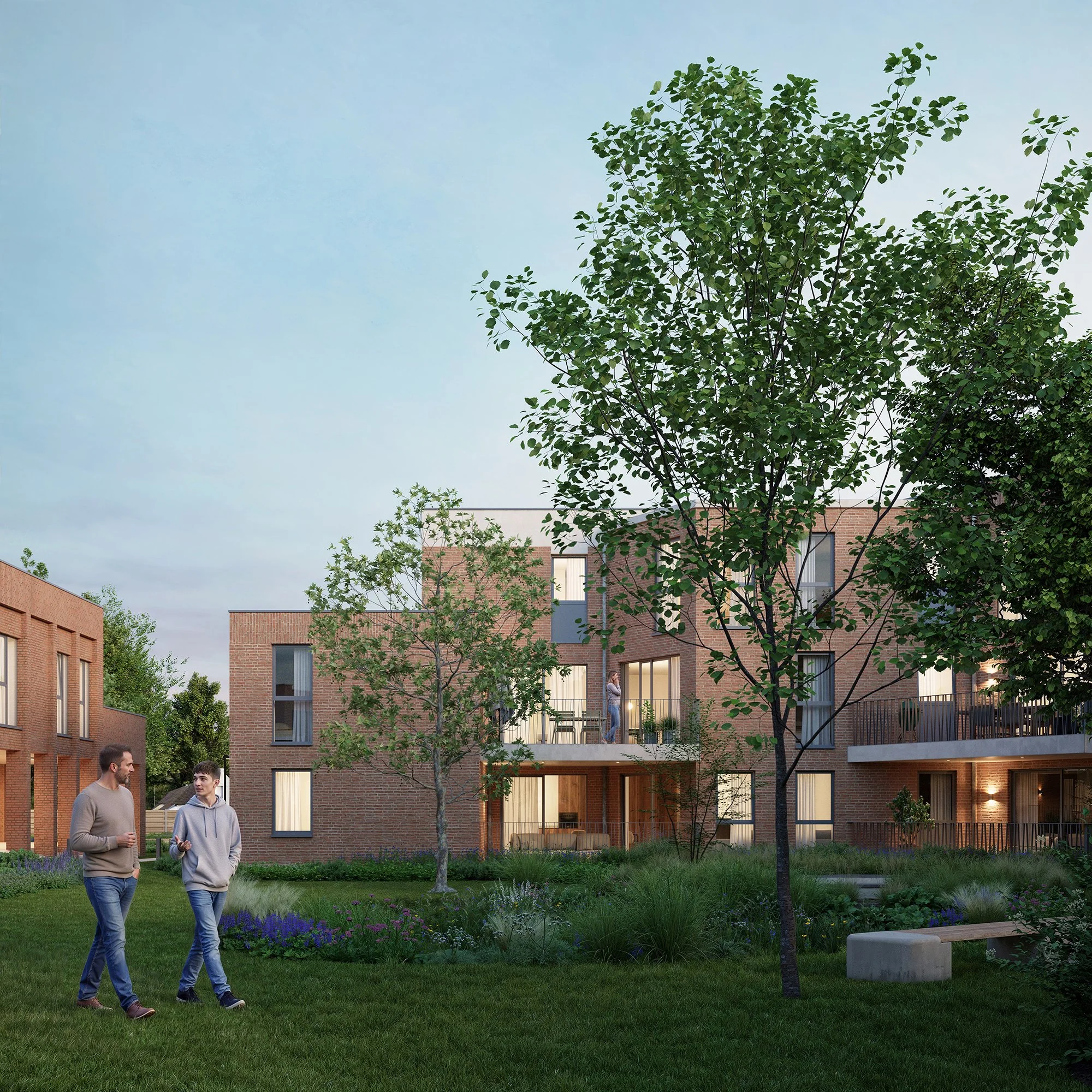 Twee mannen die wandelen en praten in een tuin met gras, bloemen en bomen voor een modern appartementsgebouw.