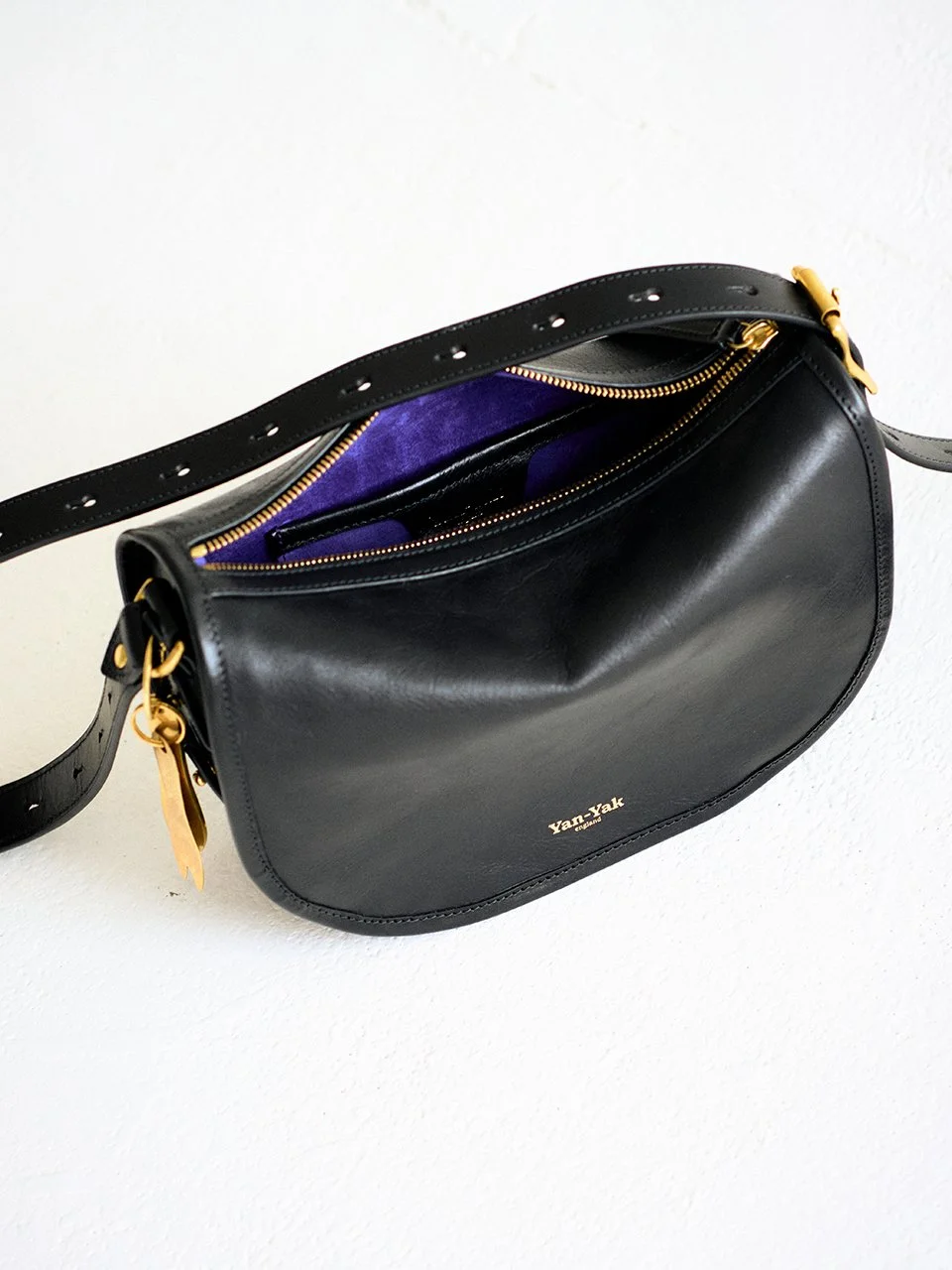 MAGGIE CROSSBODY BLACK 04.jpg