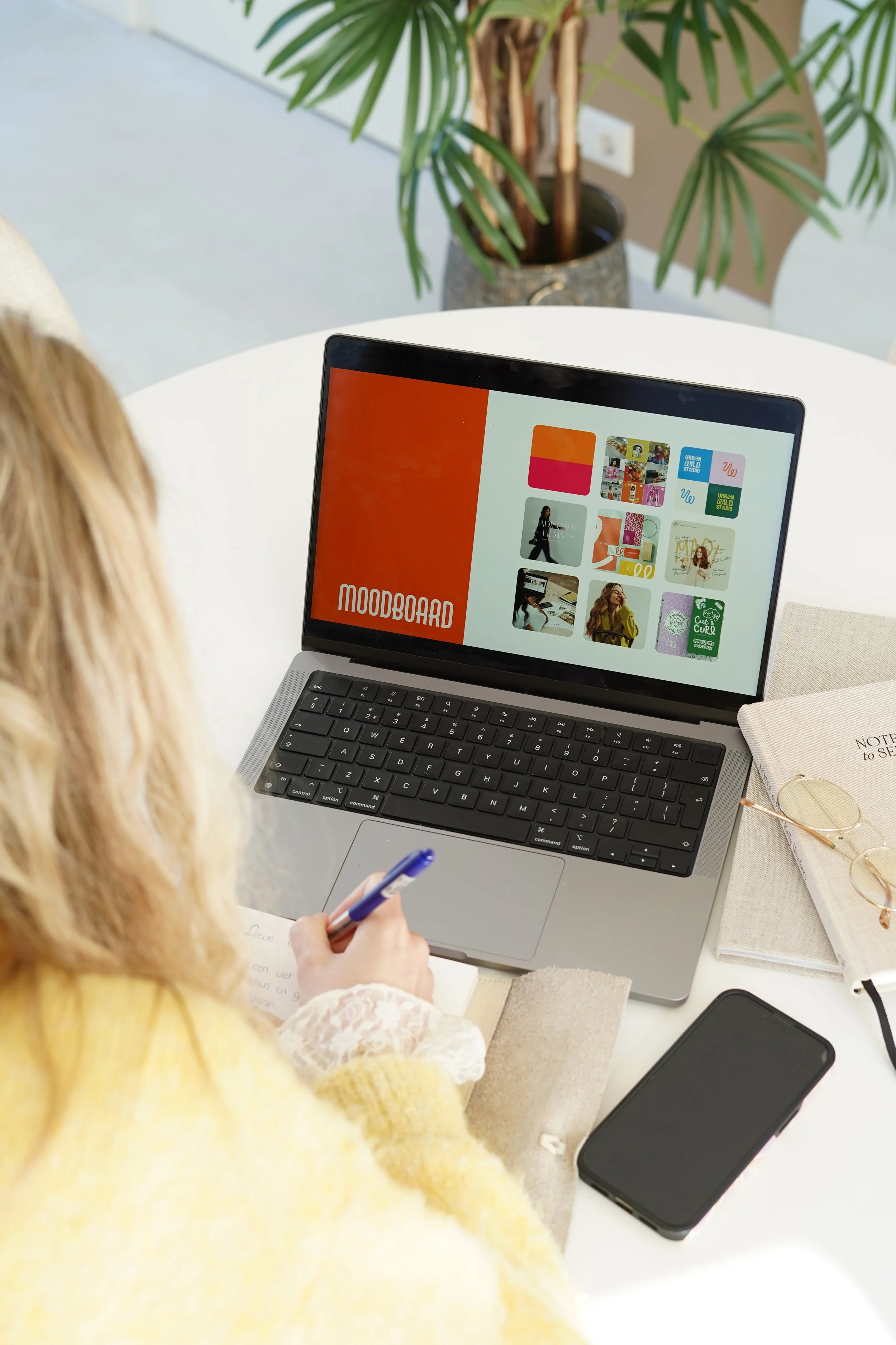 Brandbook presentatie om nieuwe branding te laten zien.