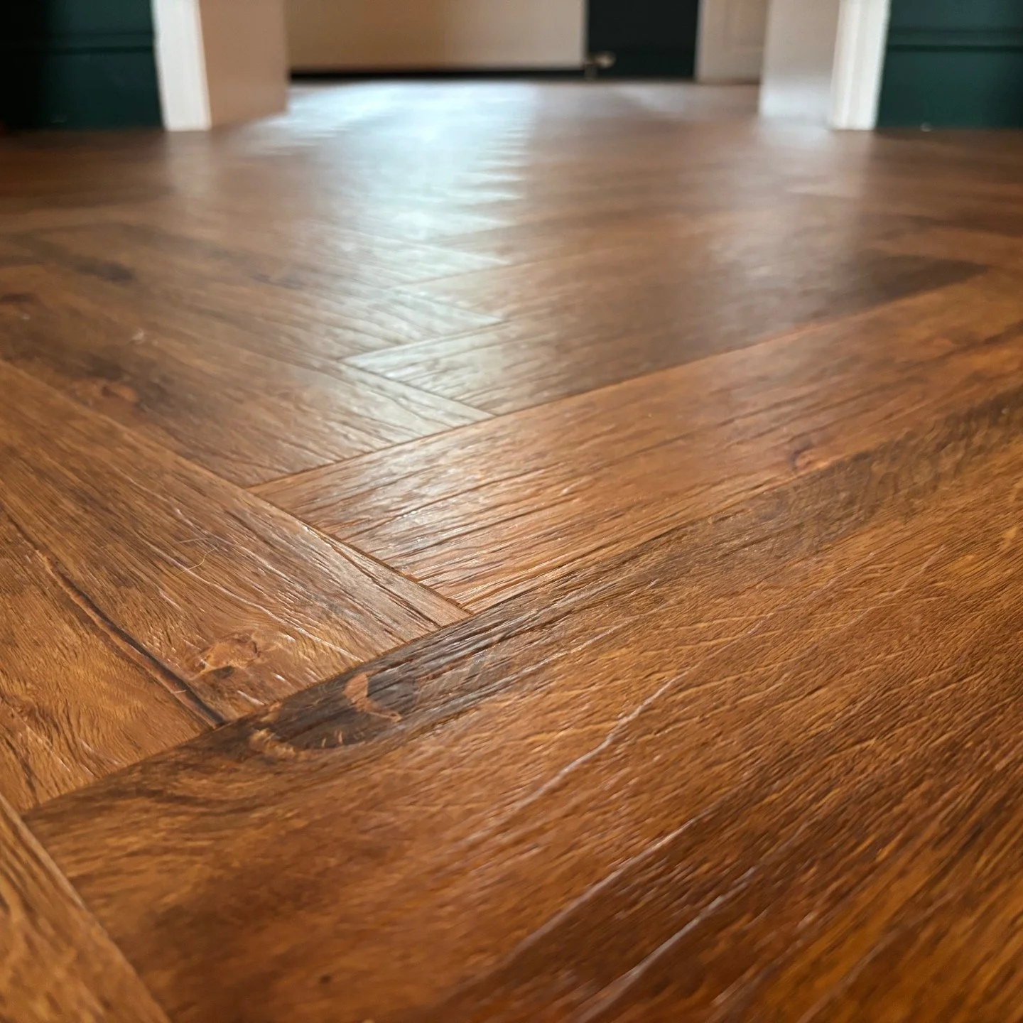 🍁🍂🌰 All the Autumn feels with this beautiful rich Parquet.. 🌰🍂🍁
@amticoflooring Amtico Form - Bureau Oak FP159
Rich hues of cinnamon complement the time-worn look of this opulent, sumptuous wood.
.
.
.
 #homeinspo #decor #amticofirst #beboldb