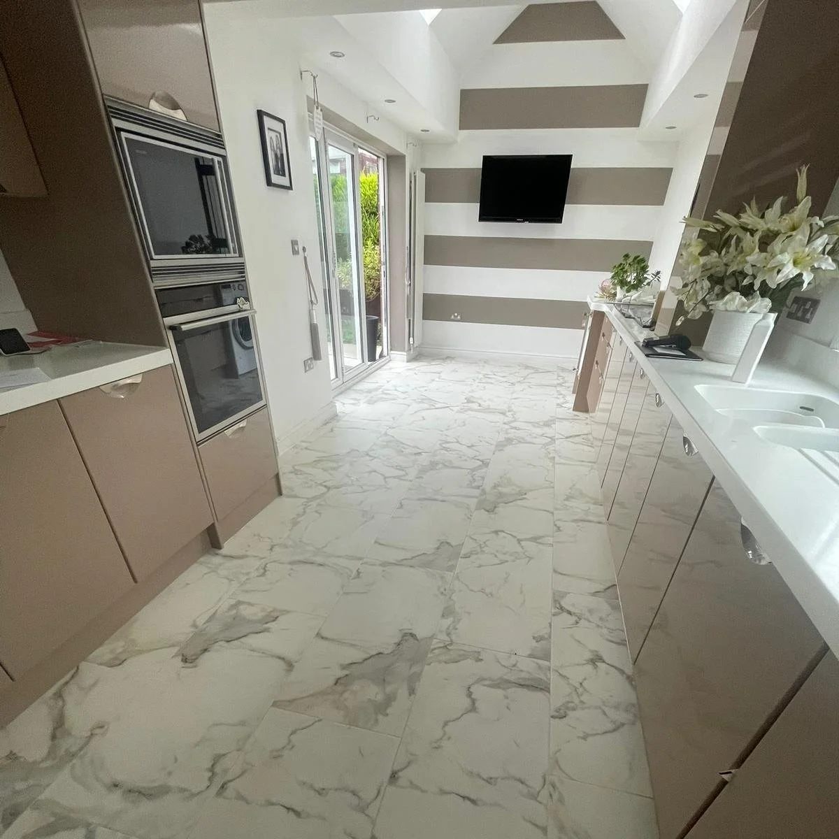 😍 Beautiful Marble LVT Tile fitted by us last week! 
.
.
.
#LuxuryVinylTiles #YourSpaceYourStyle #yourhome #instagram #beboldbecreativebeyou #shaw #inspo #sbffloors #growingbusiness #homeinspo #oldham #trustpilot #reviews #familyrunbusiness #designf
