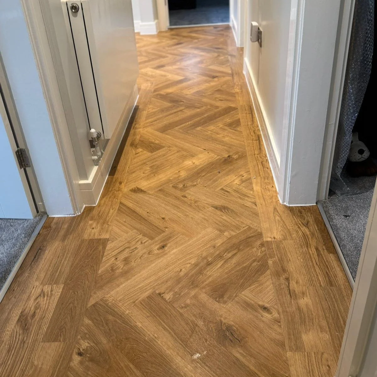 ✨ Amtico First – English Oak Parquet (IP101) ✨
Fitted by us last week, this stunning floor showcases the natural beauty of English Oak. The soft mid-tone colour, highlighted by subtle knots and varied grain, adds warmth and timeless character