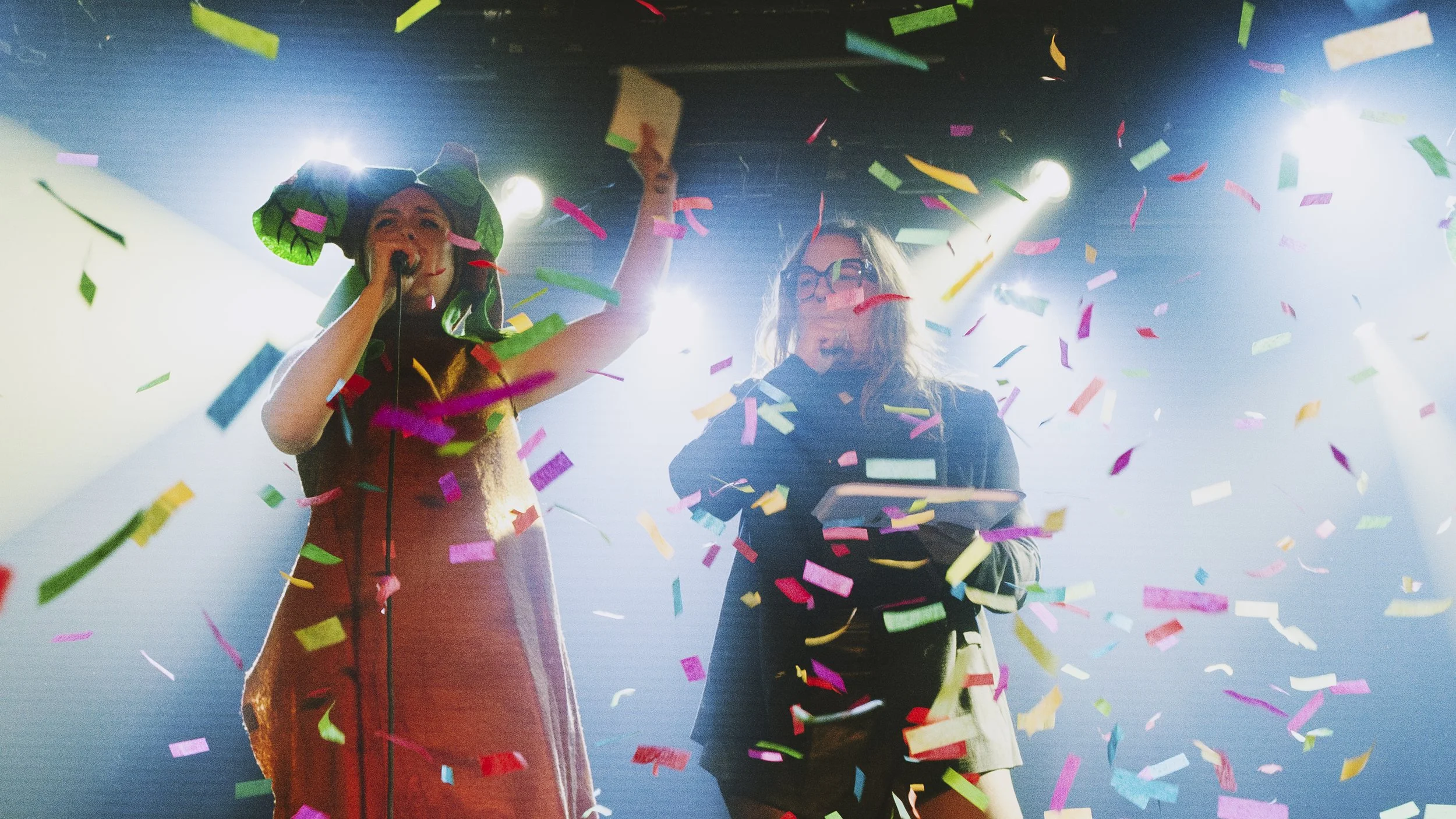 Photo : Fanny-Laure Bovet - Sophie Ammann avec membre du public au Cabaret B.E.T. le 05.02.2026 à La Gravière