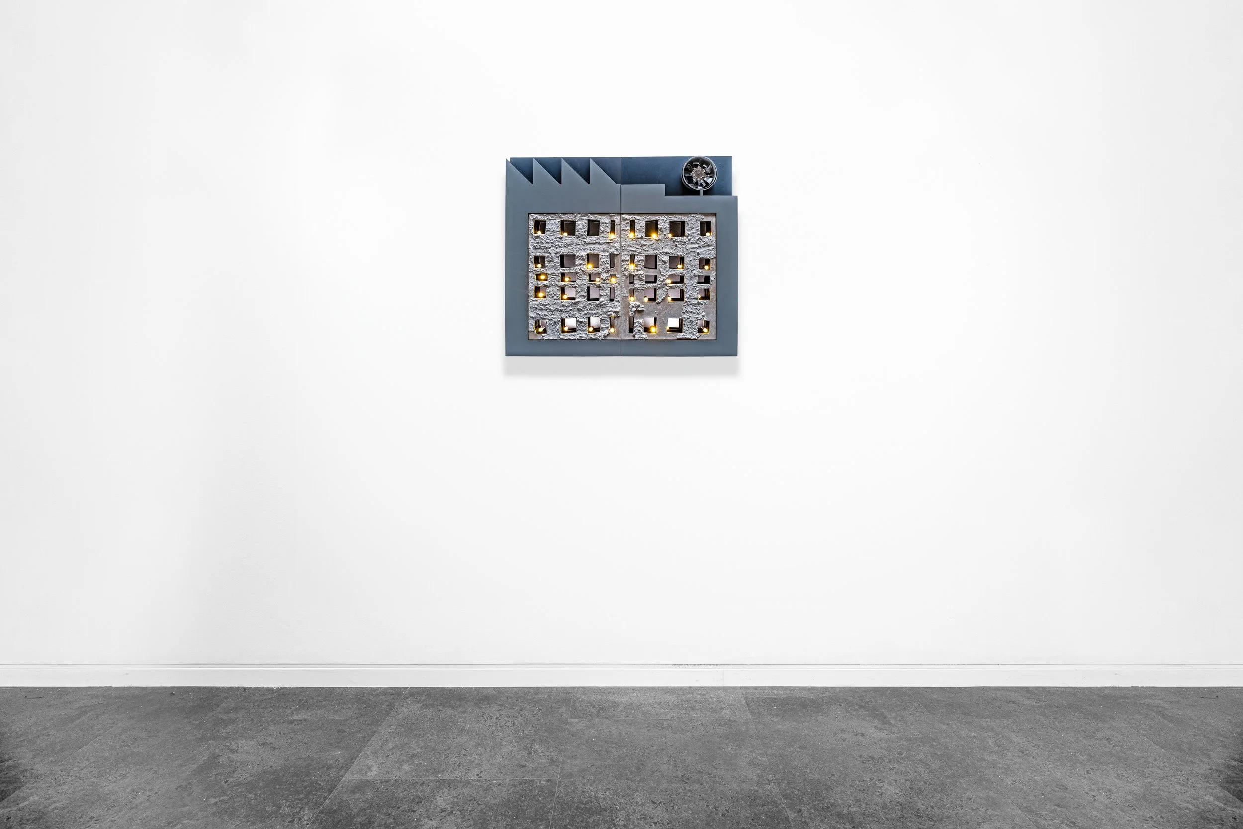 Factory, (2023). Sculptural installation of
wood, paper, metal, plaster and bulbs
680x600x70mm