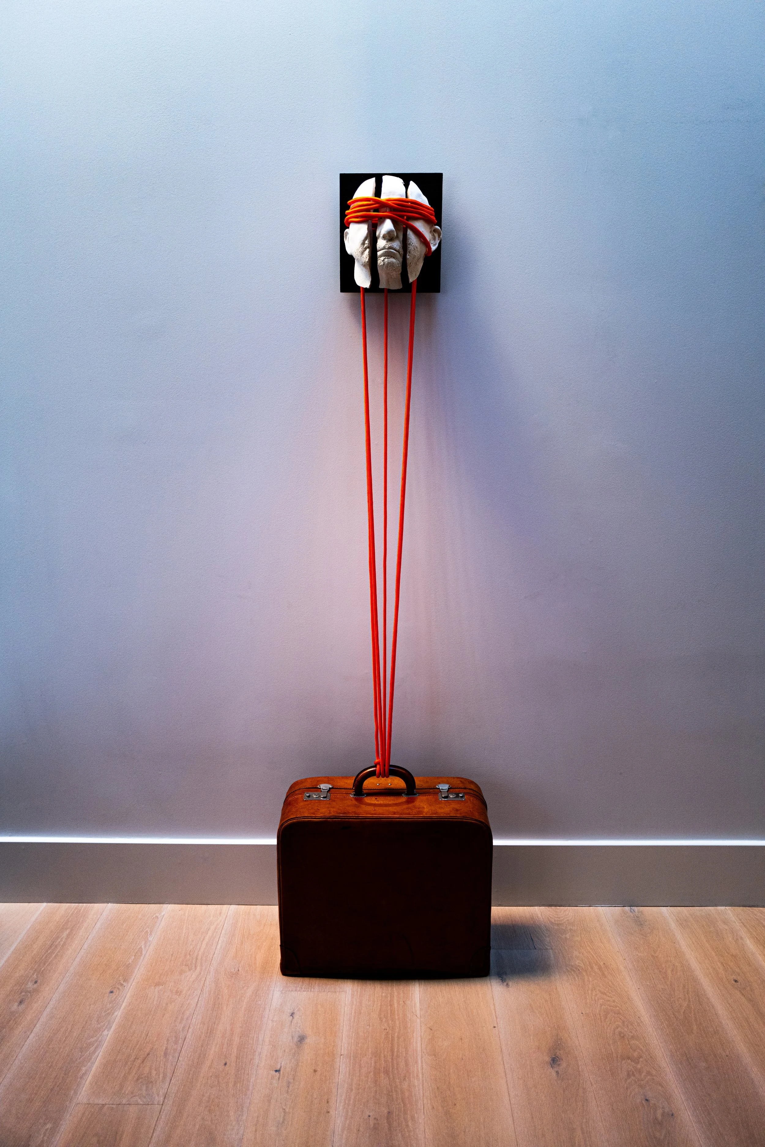 Tripartite, (2024). Installation #2.
Sculpture in three pieces with binding ropes anchored to leather suitcase.
2 x 1 x 1 m