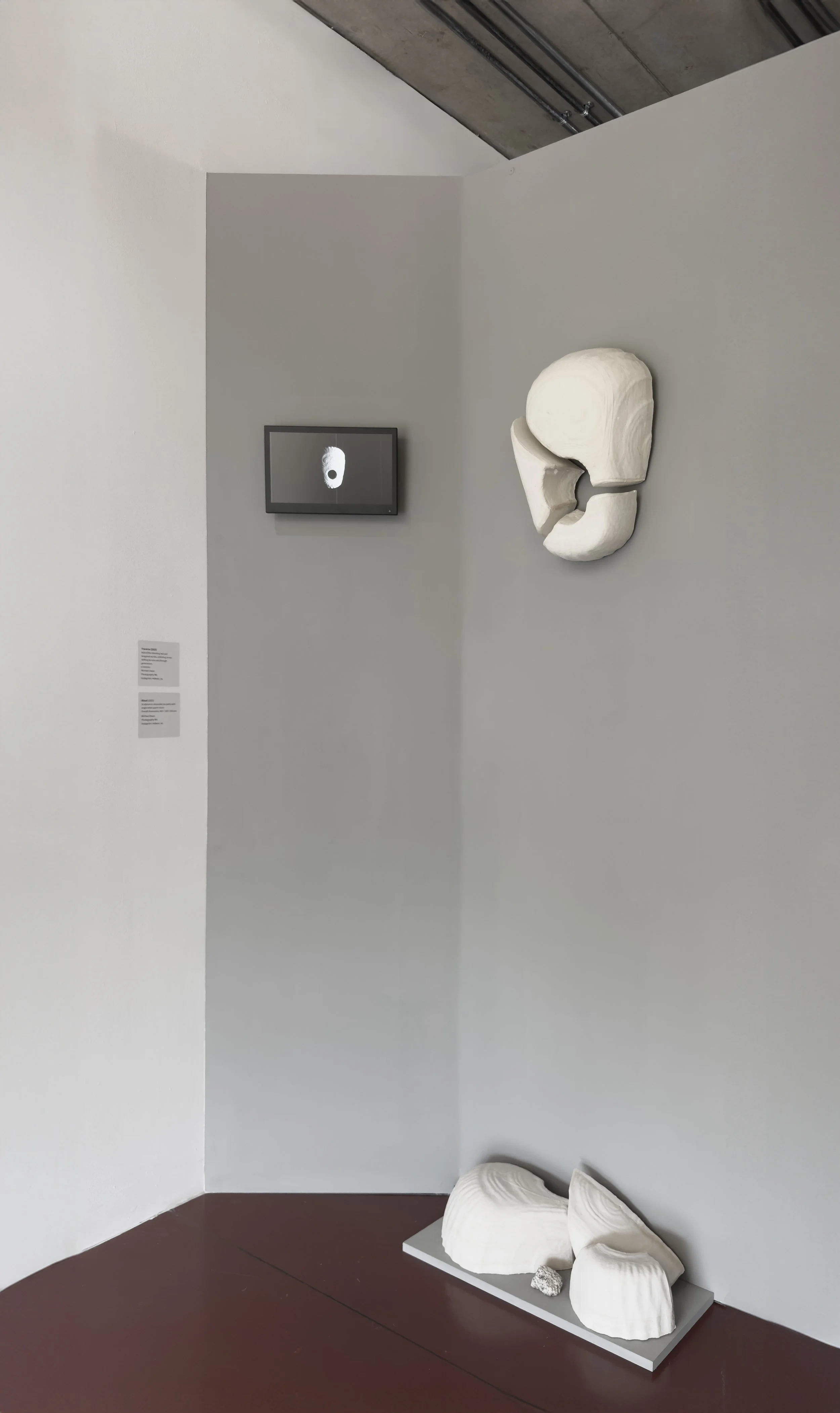 Ritual, #1, (2025).
Sculpture in Jesmonite (six parts), 400 x 250 x 250 mm, accompanying white quartz stone. Traverse video reel on monitor.