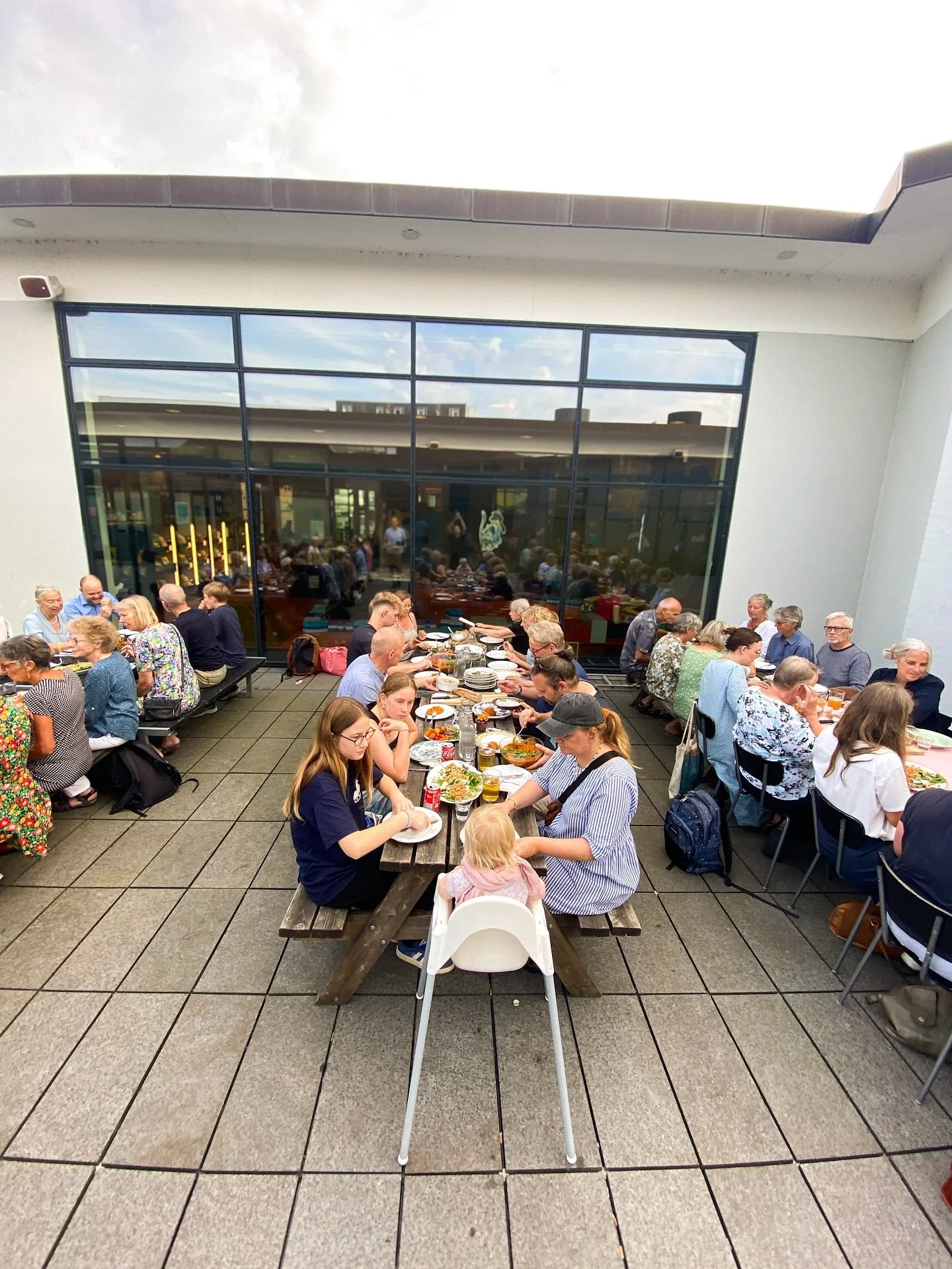 NU SKER DET ENDELIG!! Frodes tagterrasse er blevet gjort klar og er nu &aring;ben til f&aelig;llesspisning 😍 

Vi spiser derfor ude p&aring; aftener med godt vejr ☀️☀️ Det er selvf&oslash;lgelig stadig muligt ogs&aring; at spise indenfor. 

Find din