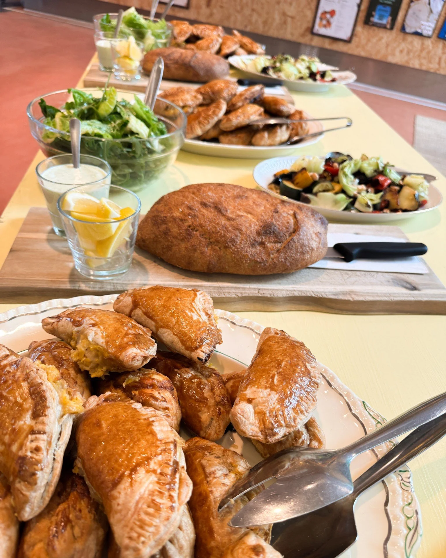 🍆 Menu uge 27 🍆

MANDAG - 30. juni
Gnocchi puttanesca med aubergine
Butterbean salat med stegt squash og citronskal
Gr&oslash;n salat med urtedressing
Br&oslash;d og pisket sm&oslash;r

TIRSDAG - 1. juli
Byg selv buddha bowl
Rugkerner
Svampe og aub