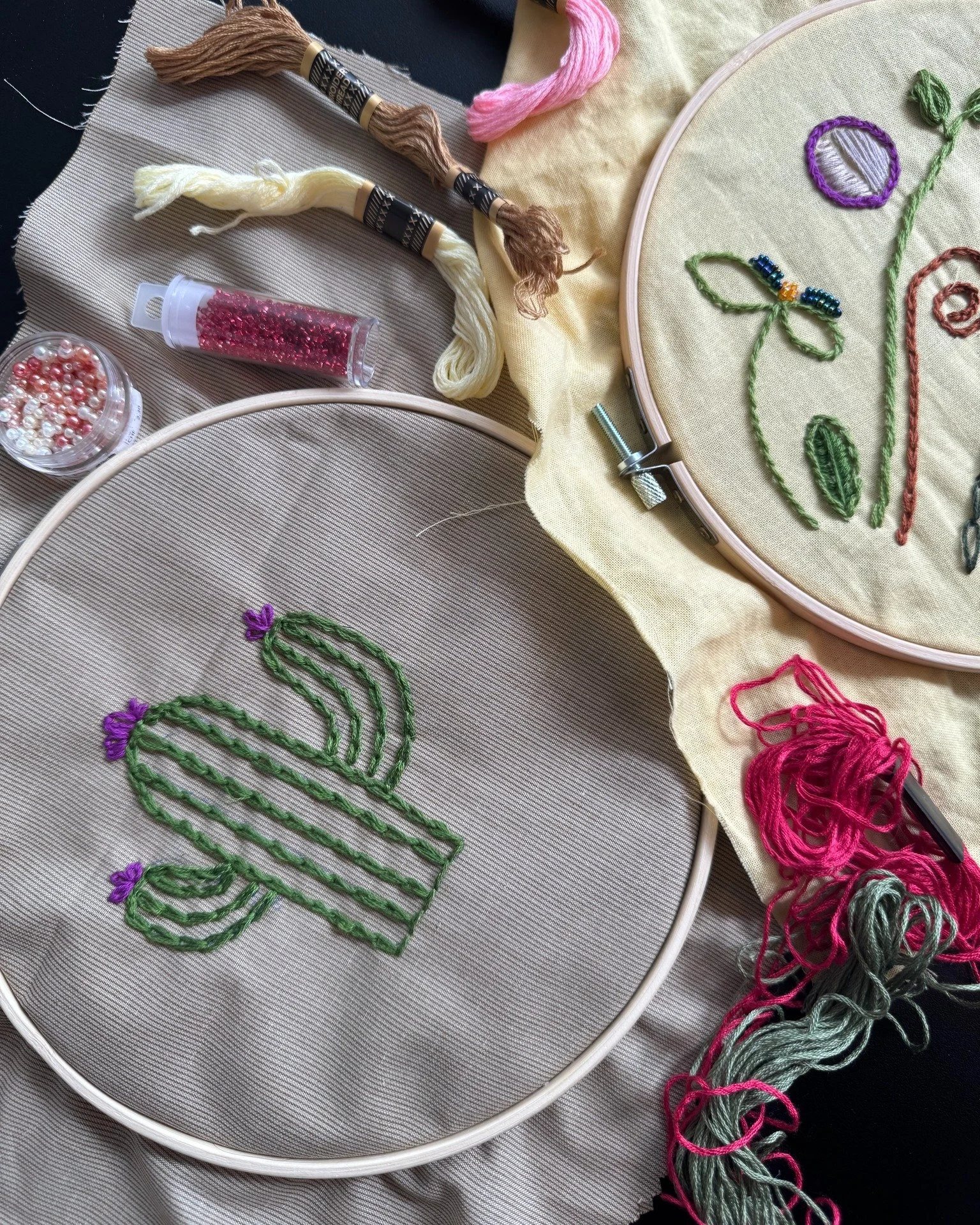 🧵✨ Er du klar p&aring; en kreativ aften med n&aring;l, tr&aring;d og perler? ✨🧵
Hop med p&aring; vores hyggelige broderi-workshop d. 30. juni &ndash; uanset om du er total nybegynder eller en erfaren broderi-boss! 💪

Vores v&aelig;rt, Camilla, gui
