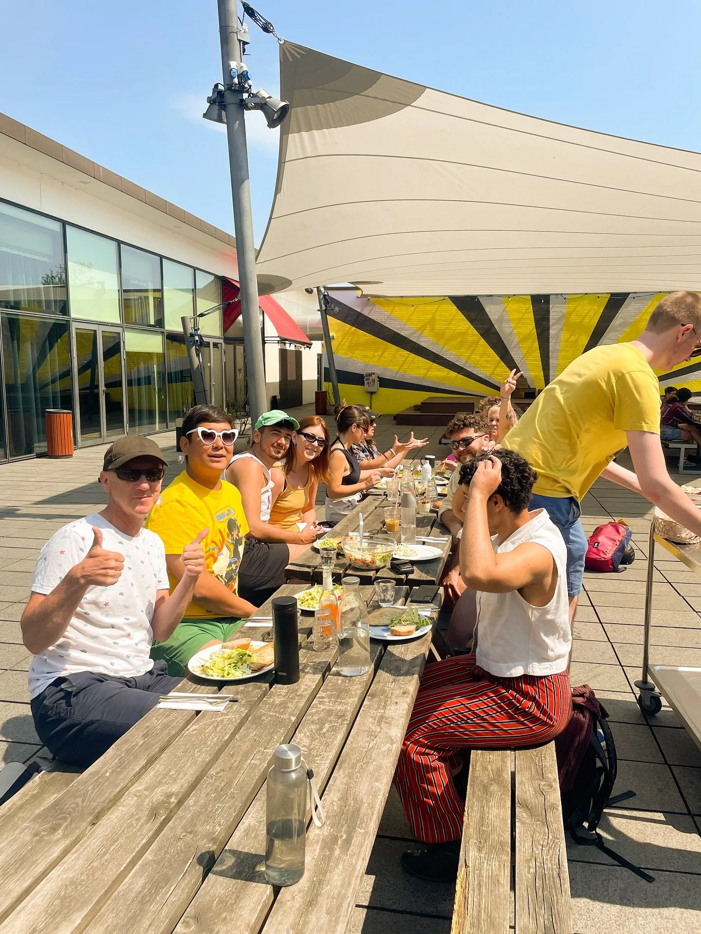 Vidste du, at vi har den dejligste tagterrasse i Frodes? Her har vi bes&oslash;g af Queer Community Singing Group, som fik frokost &ldquo;f&aelig;llesspisning-style&rdquo; ude i solen ig&aring;r 😍☀️ 

Vi gl&aelig;der os til at se jer til iskaffe, mo