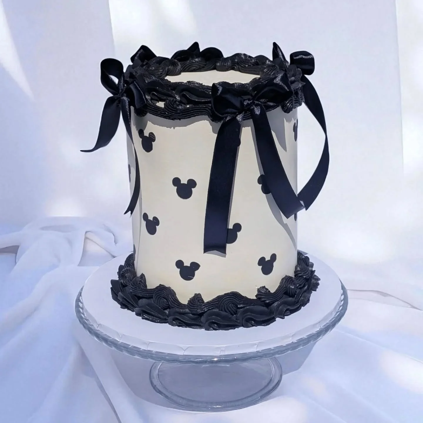 One of our ready to order beauties 🖤🤍

These can be ordered straight from our website 

#mickeymouse #disney #disneycakes #monochromatic  #monochromecake #sheffieldcakes #sheffield