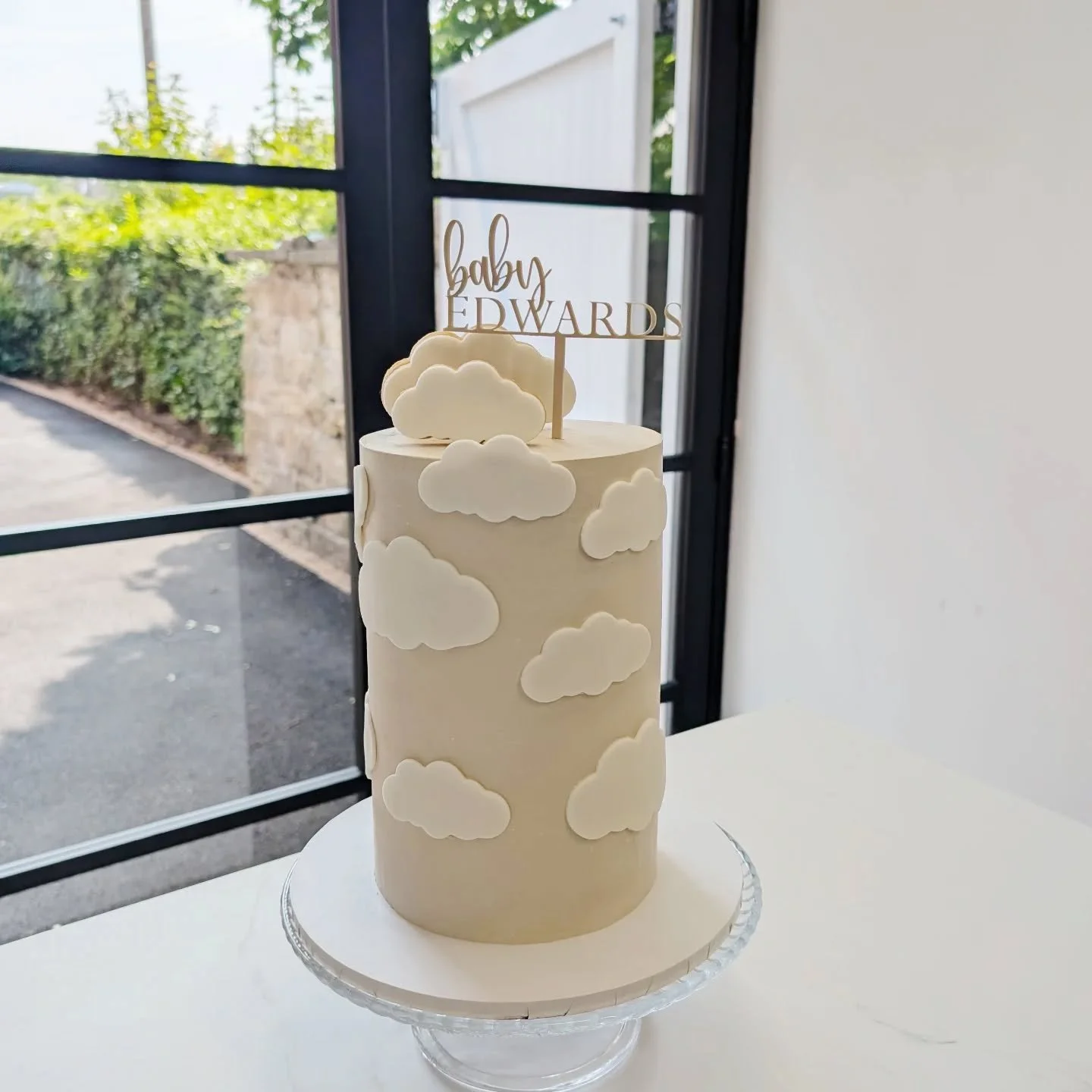 The cutest 🤎

#babyshowercake #sheffieldcakes #babyshower #cloudcake #beigecake