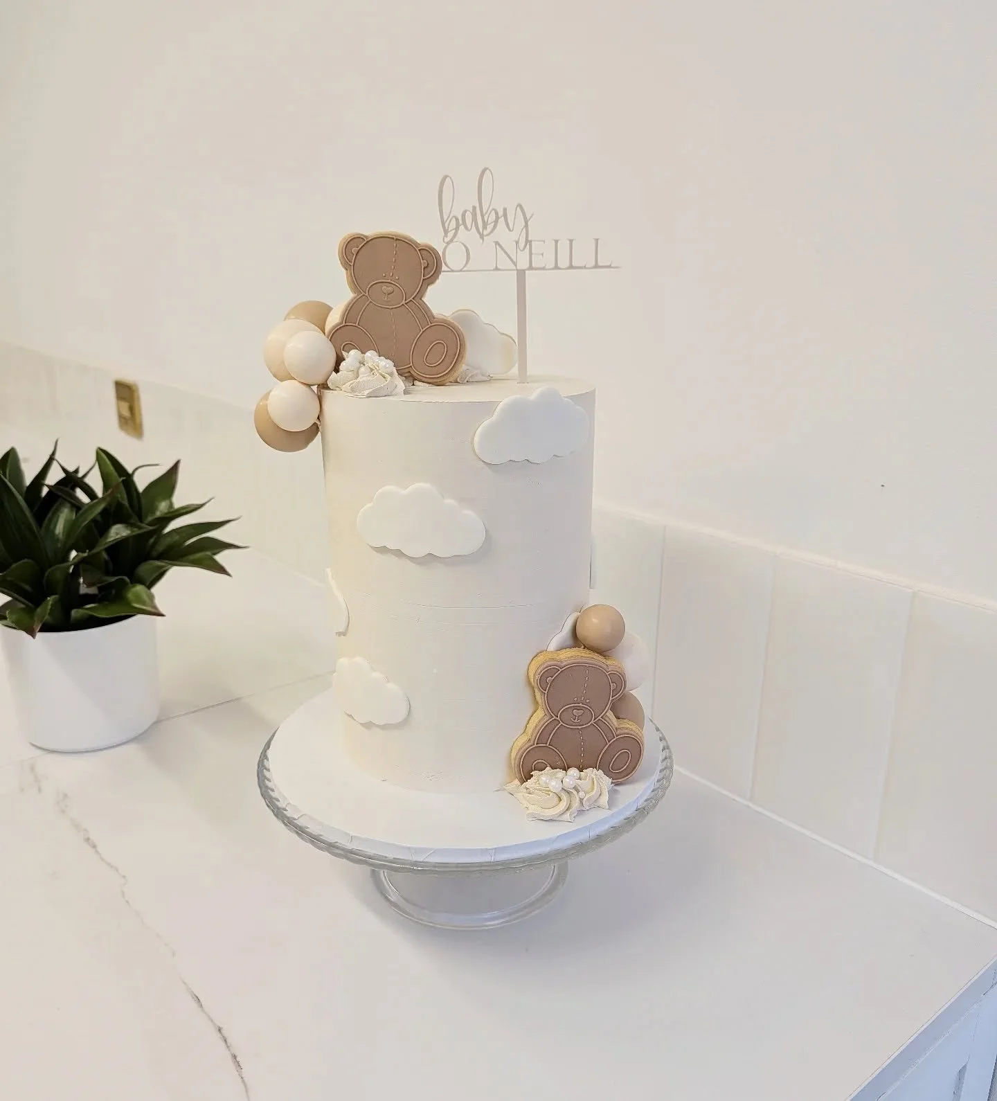 Can't get enough of baby shower cakes 🤍