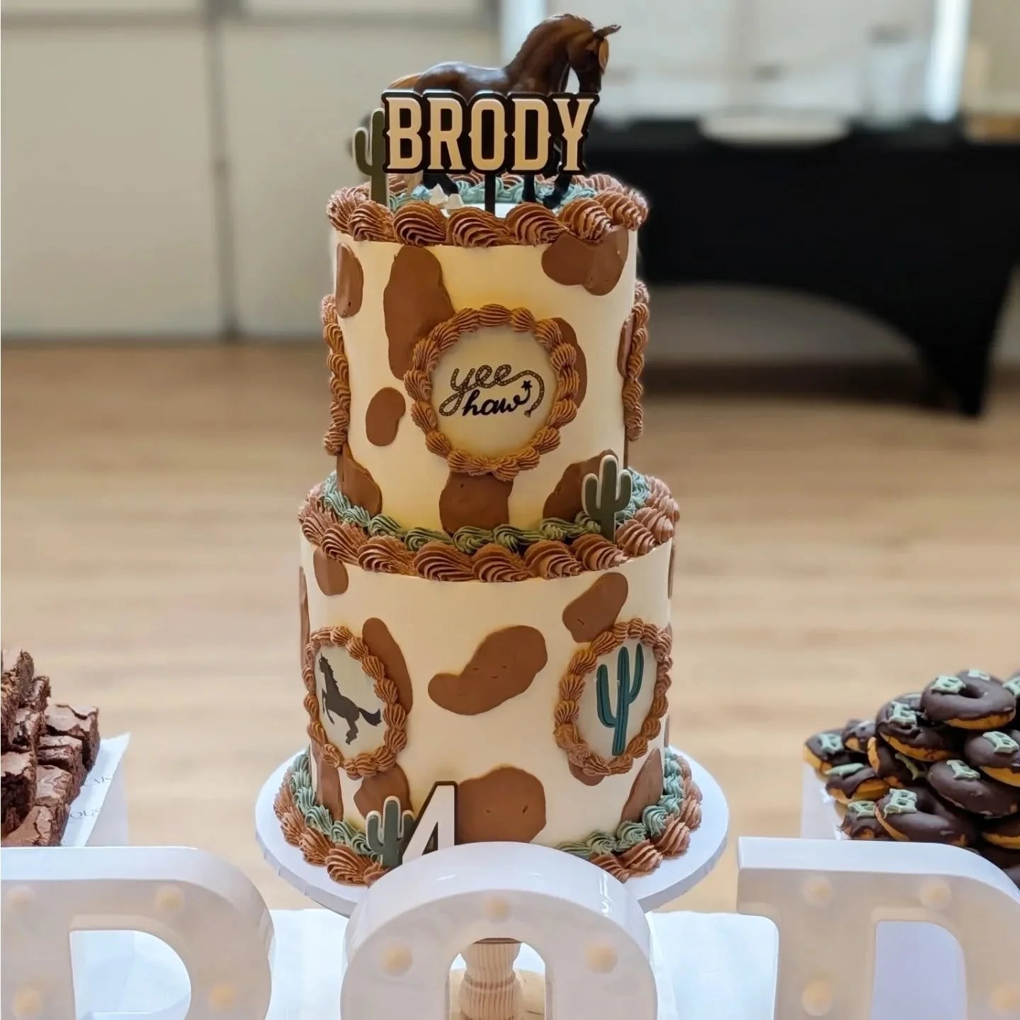 Yee-haw cowboy... obsessed with how all of this turned out. 
Amazing balloon set up by @bleuballoonstylist and how gorgeous is this bouncy castle from @theballoonsocietyx ✨

Topper @etchedstudiossheffield
Venue @bondhaygolfclub

After a manic week an