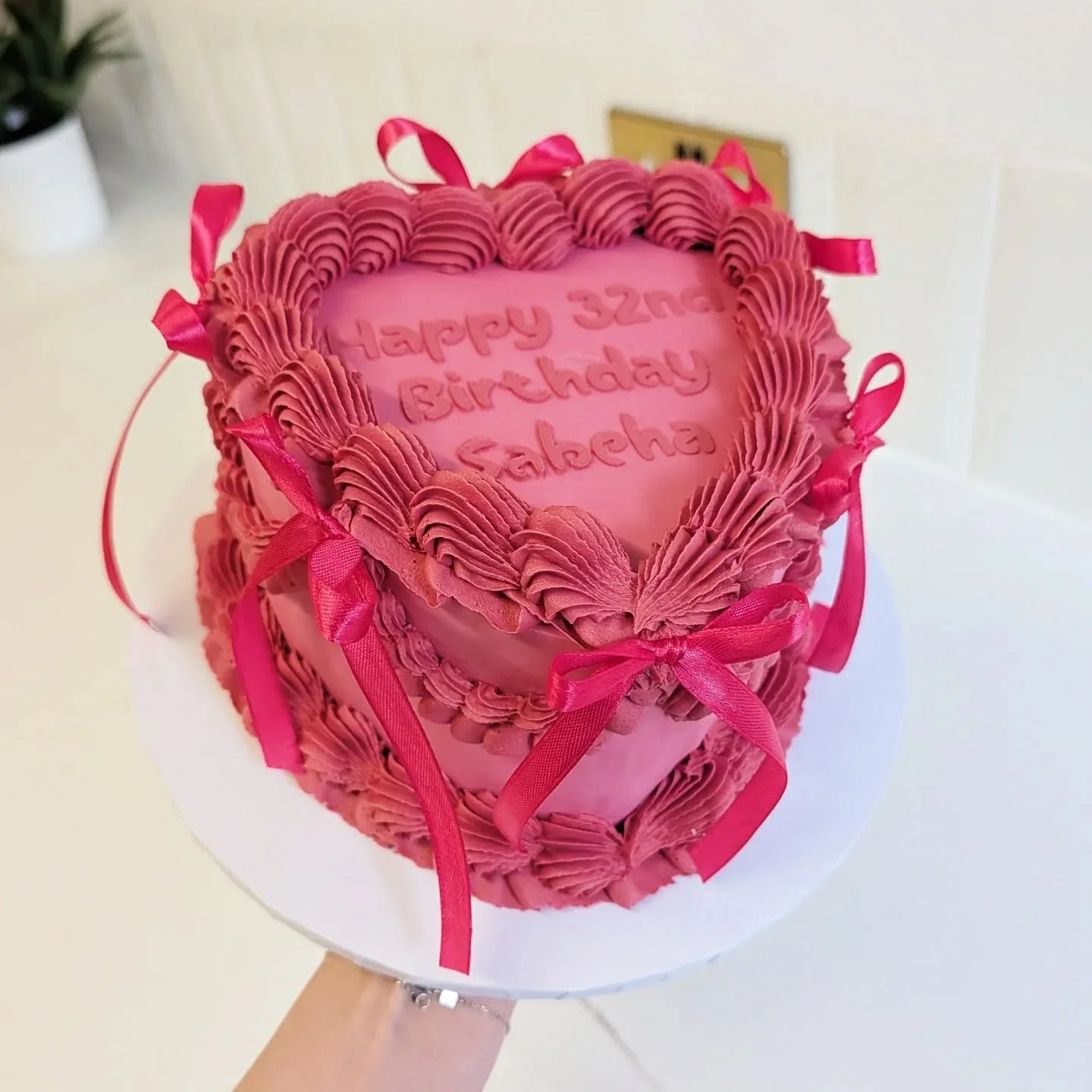 H O T  P I N K 🩷🩷🩷

#sheffieldcakes #heartcake #pinkheartcake #cakessheffield