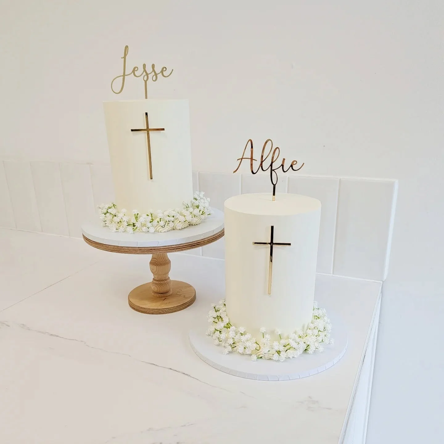 Obsessed with these from the weekend 🤍

Beautiful toppers @cloudsandsprinkles

#christeningcake #sheffieldcakes #cakessheffield #sheffield