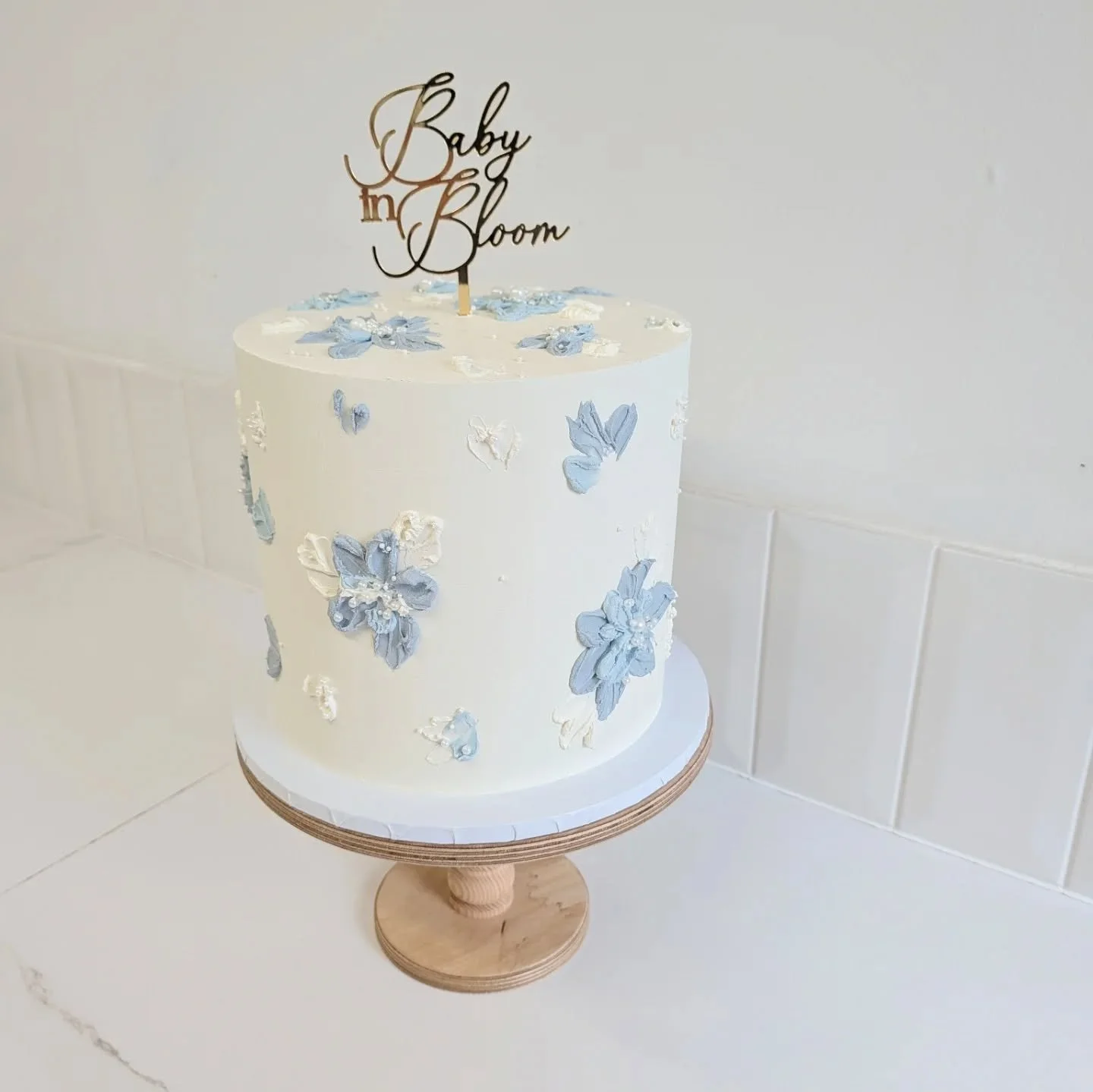 I always love doing baby shower cakes it's such a special time 🤍 and how gorgeous is this topper @cloudsandsprinkles