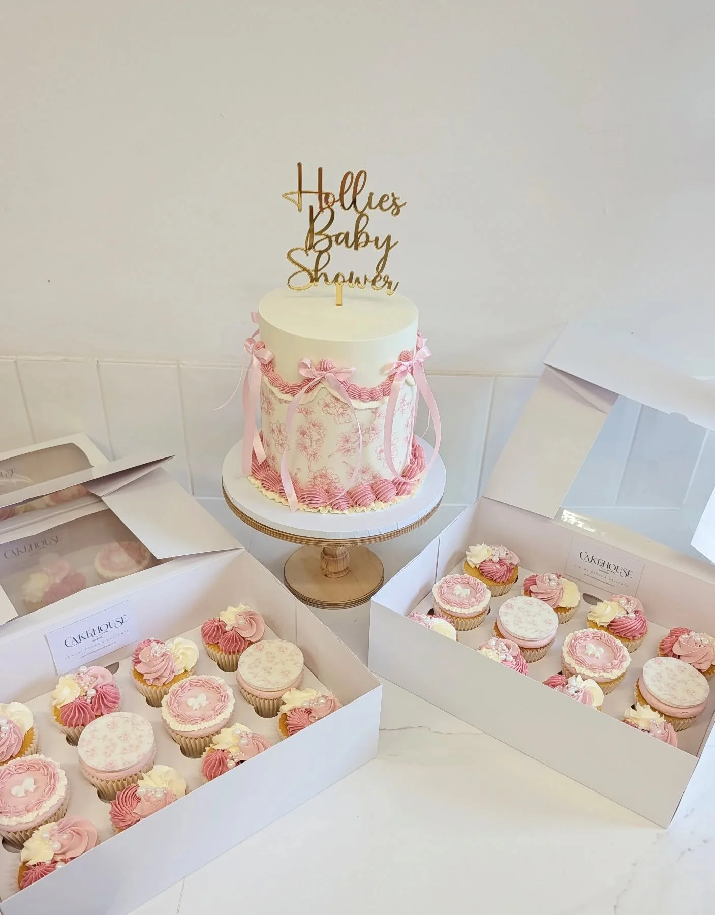 Another baby shower one that was too cute not to post 🩷🤍

#babyshowercupcakes #babyshowercake #sheffieldcakes #cakessheffield