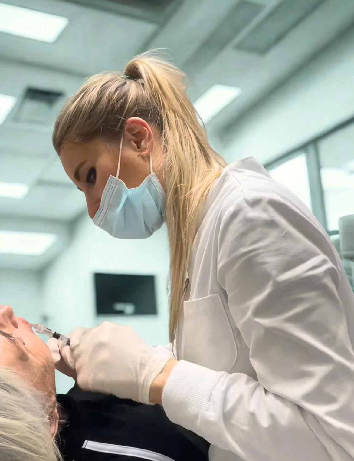 Trattamento full face con filler per armonizzare l’intero profilo del viso, valorizzare zigomi, mento e labbra, attenuare rughe e linee sottili – Dott.ssa Giulia Rubini, medicina estetica Romagna Marche