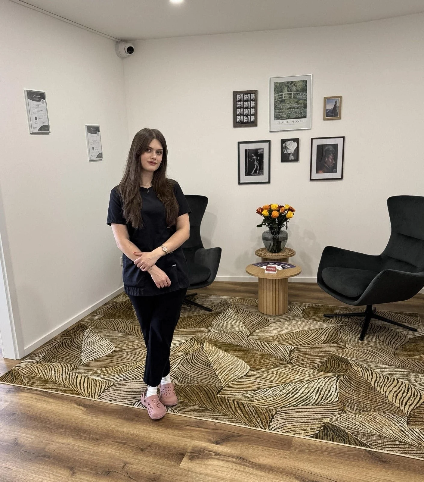 Wartebereich im Studio HAIRLESS Köln für dauerhafte Laserhaarentfernung – moderne Lounge mit Sitzbereich.