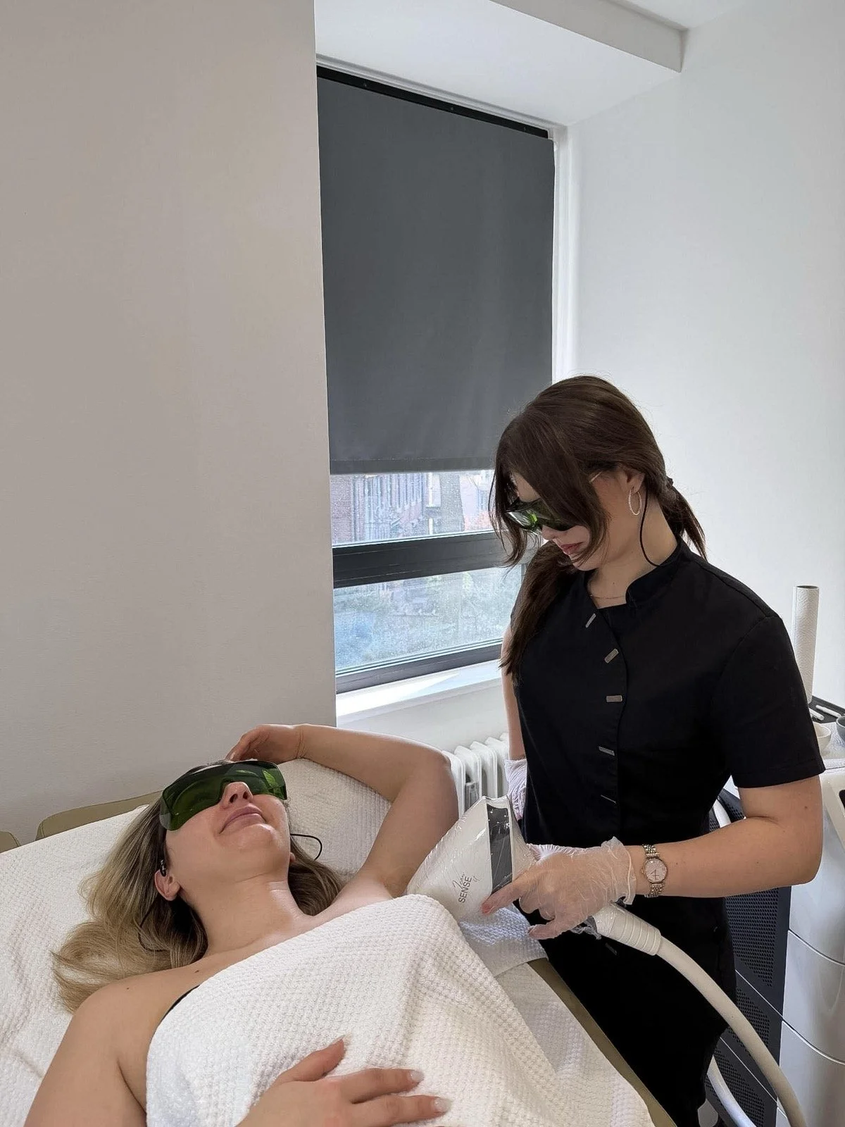 Achsel-Laserbehandlung mit medizinischem Laser zur dauerhaften Haarentfernung bei Hairless Köln.