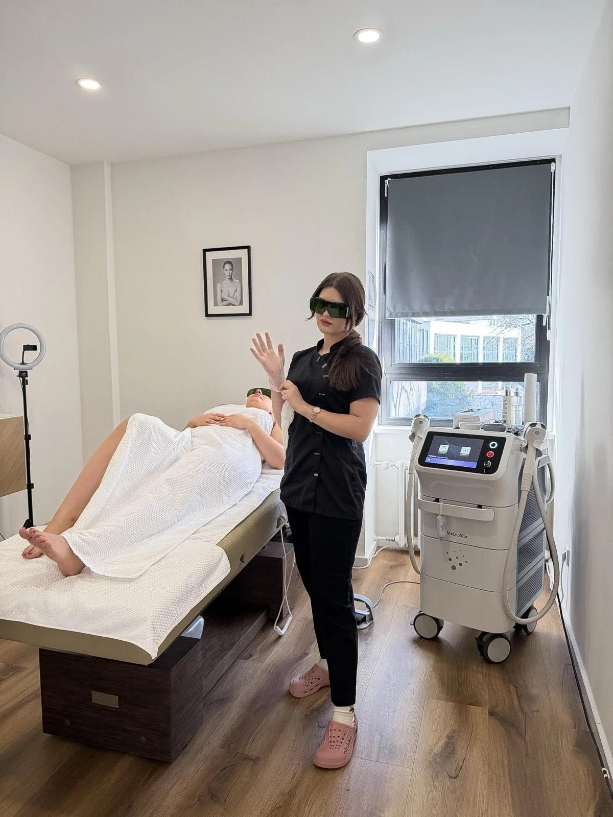 Behandlungsraum mit Lasersystem für dauerhafte Haarentfernung im Studio Hairless Köln.