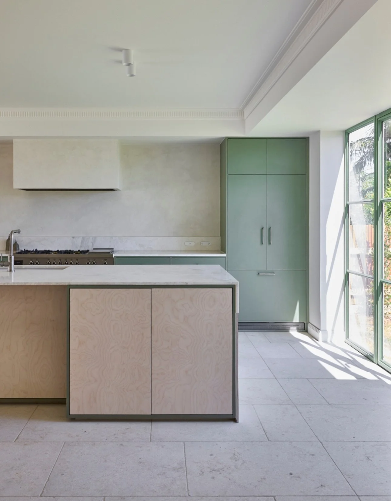 North Manly Kitchen. 

@ramaarchitects 
@_pabloveiga 
@gitanistone 
@esteeplumbing 
@wilmontjoinery 
@tca_electrical 
@ed_landscapes_ 
@personal_painters