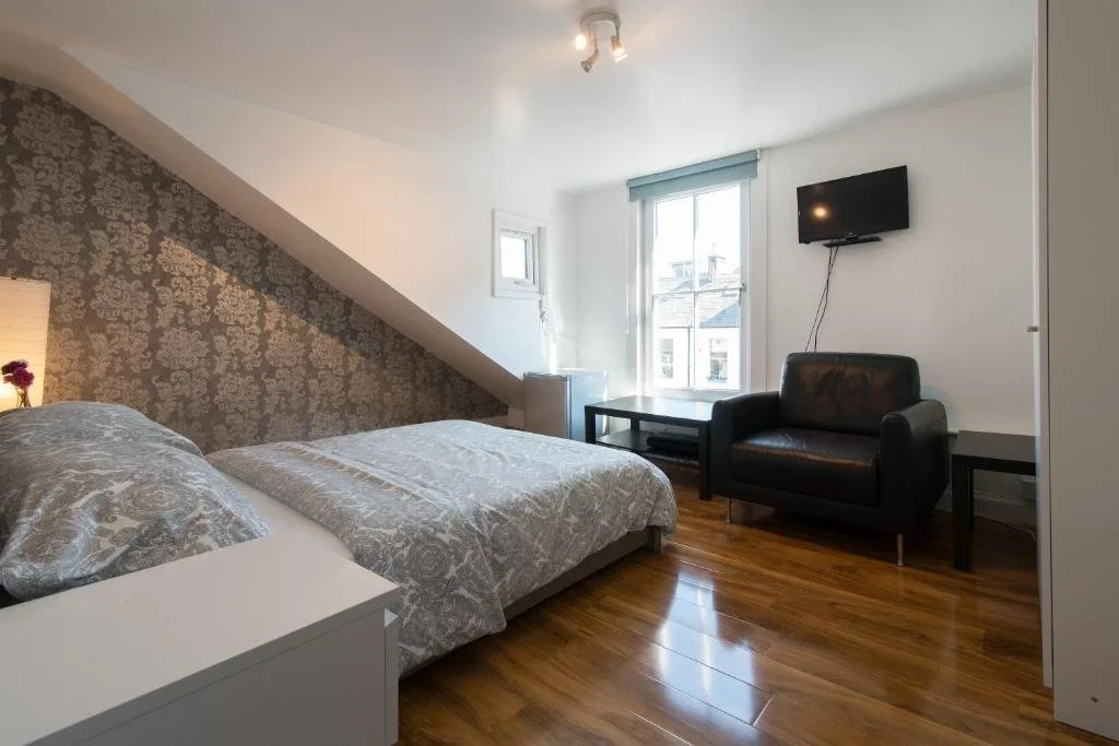 centre-inn-townhouse-bedroom-top-floor-2-edinburgh.jpg