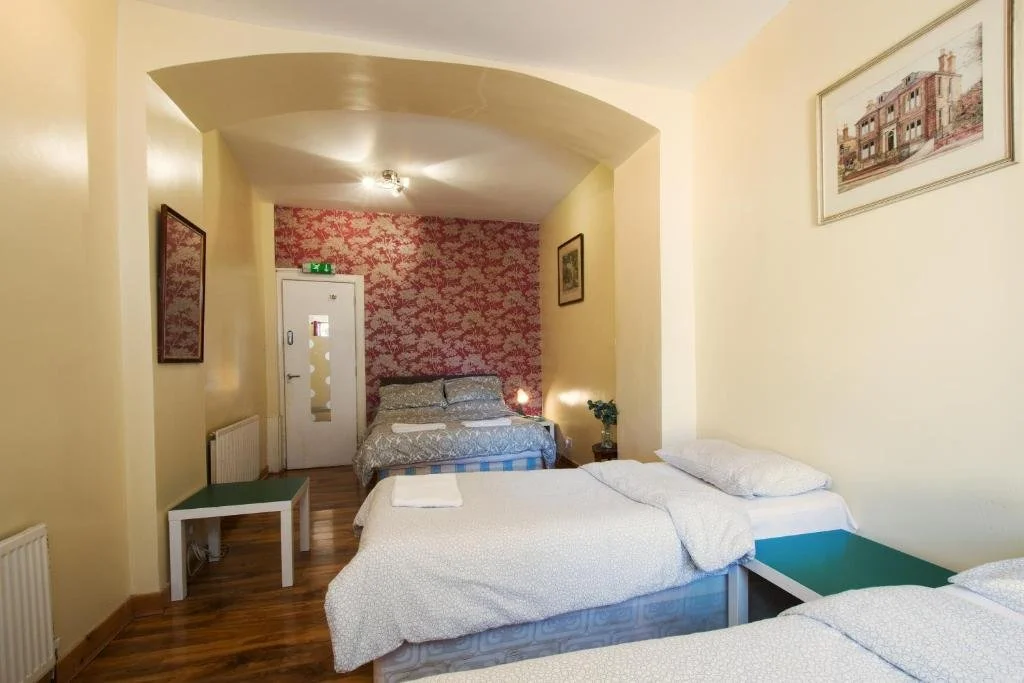 centre-inn-townhouse-bedroom-double-two-single-2-edinburgh.jpg