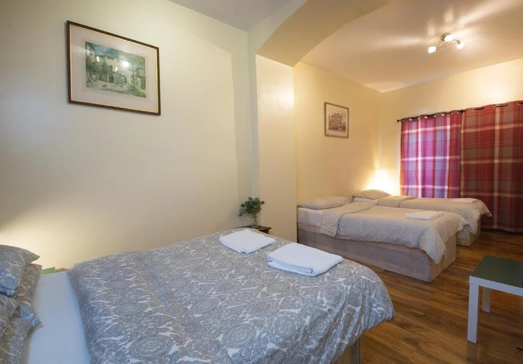 centre-inn-townhouse-bedroom-double-two-single-1-edinburgh.jpg