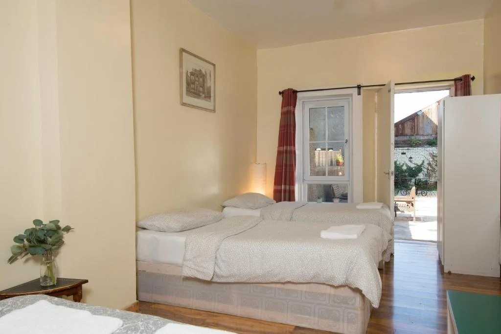 centre-inn-townhouse-bedroom-ground-floor-edinburgh.jpg