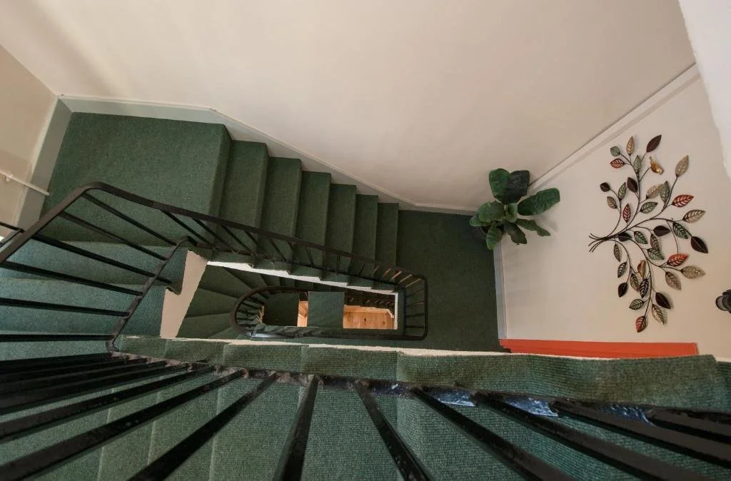 centre-inn-townhouse-staircase-edinburgh.jpg