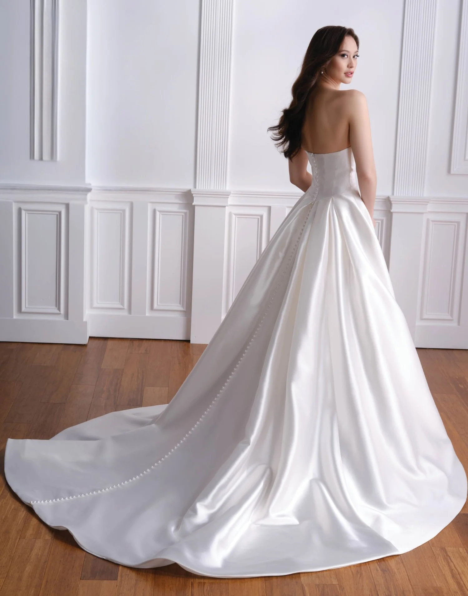 The Bride’s Guide to Fabrics: Finding Your Perfect Wedding Dress Feel