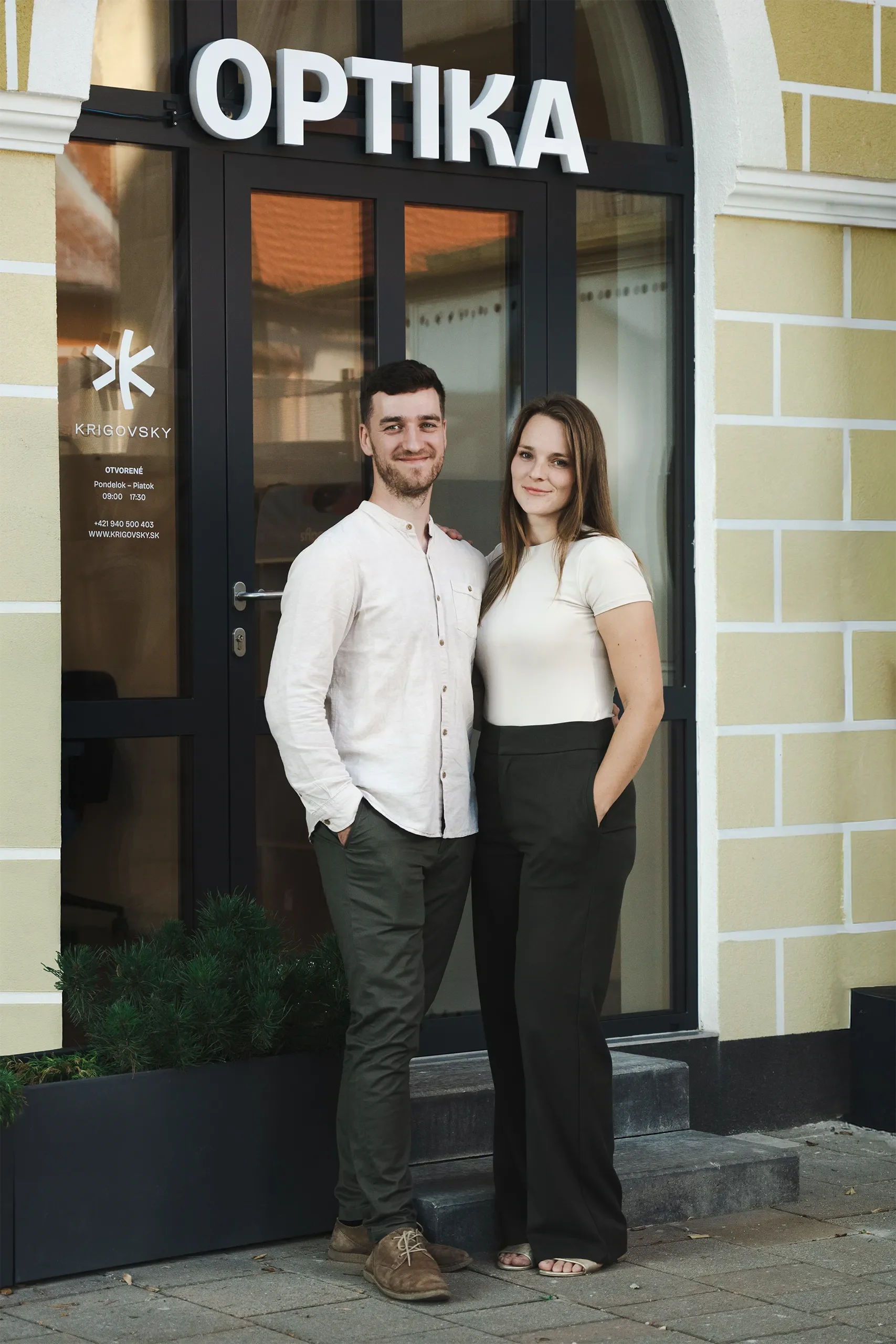 Ján a Paula Krigovský pred vstupom do predajne Optika Krigovsky na Velickom námestí v Poprade