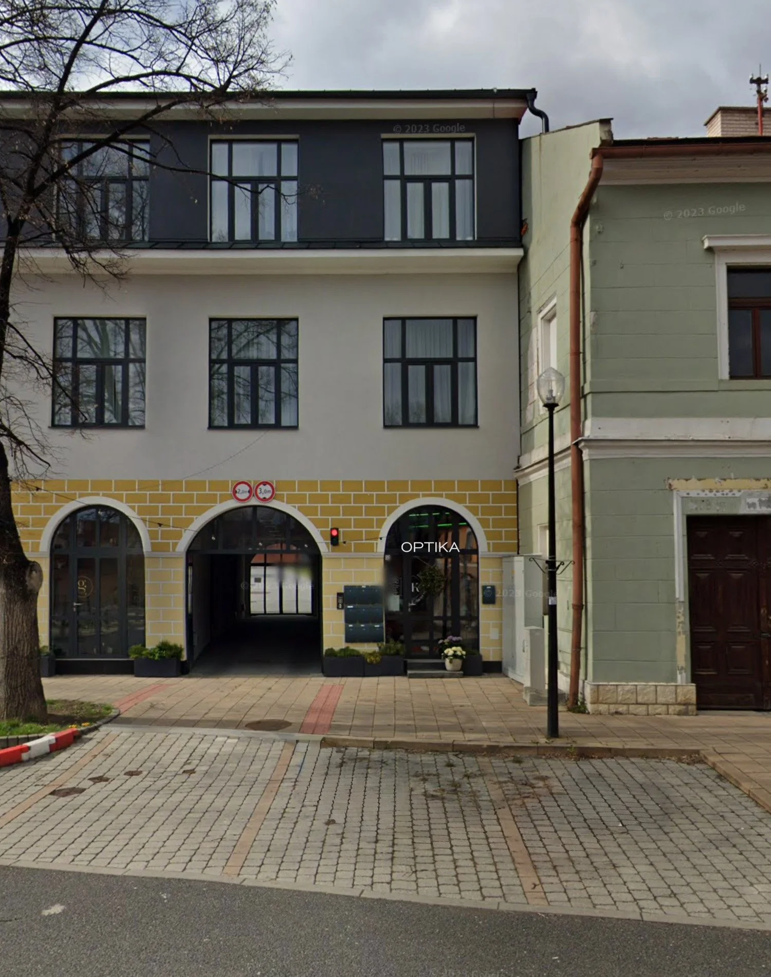 Exteriér budovy Optika Krigovsky na Velickom námestí v Poprade – Veľká