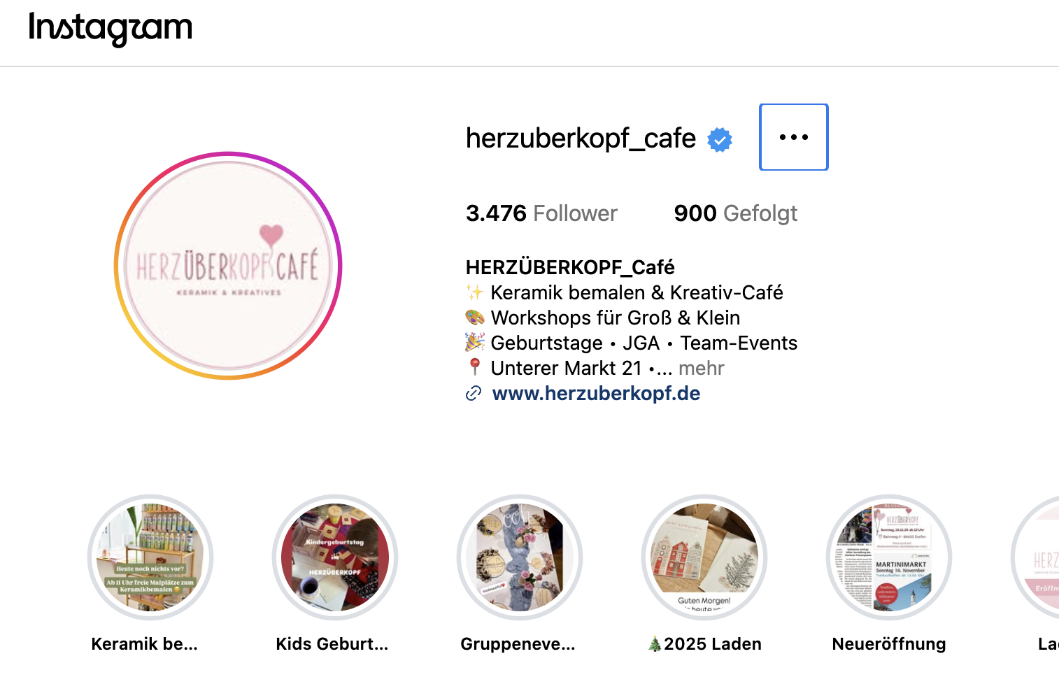 Instagram-Profilbild und Profilinformationen des Accounts herzuberkopf_cafe, inklusive Logo mit rosa Herz und pinkem Text, Follower-Anzahl, Beschreibung der Aktivitäten und Webseite.