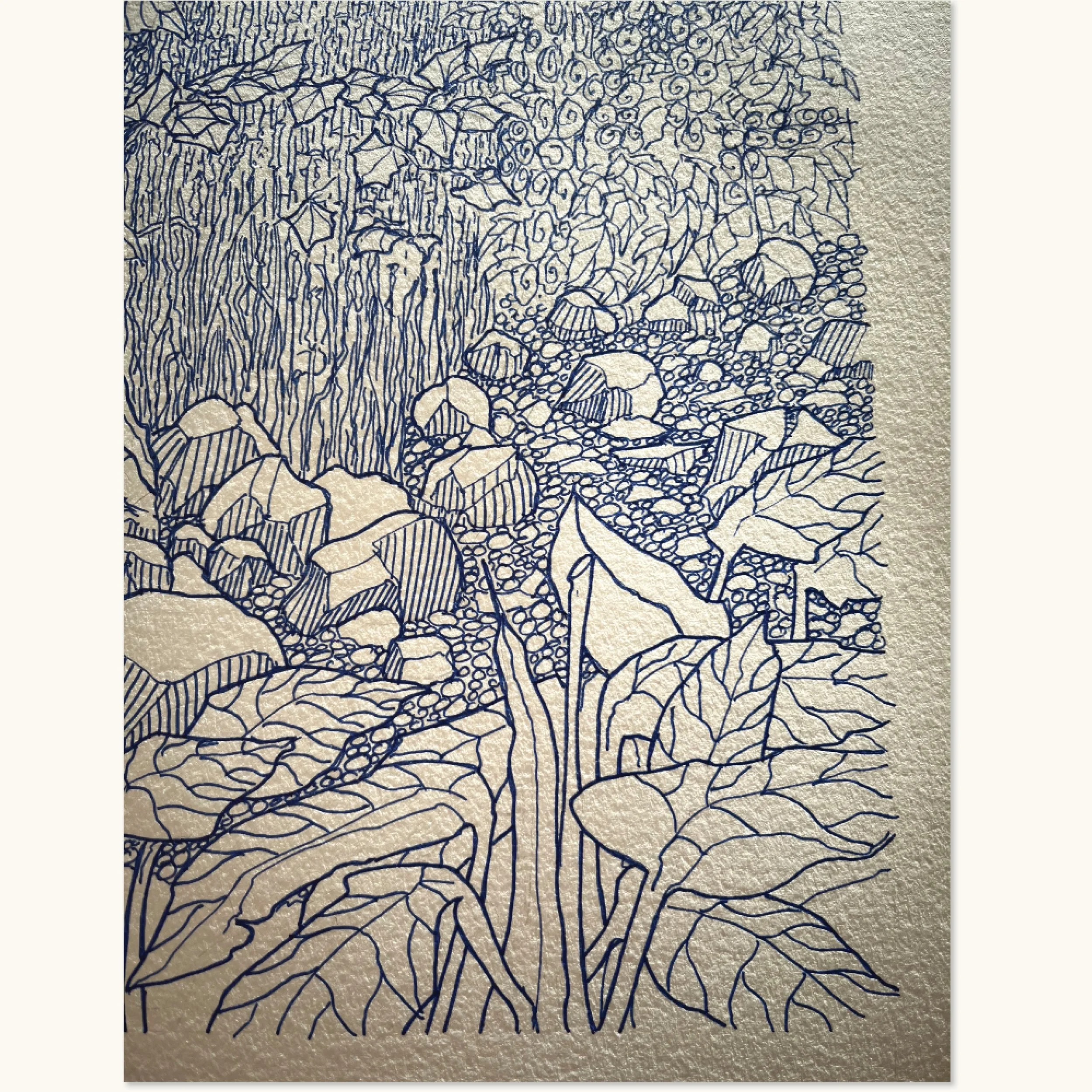 Nærbillede af stor tegning med sten og blad-mønstre ved jorden