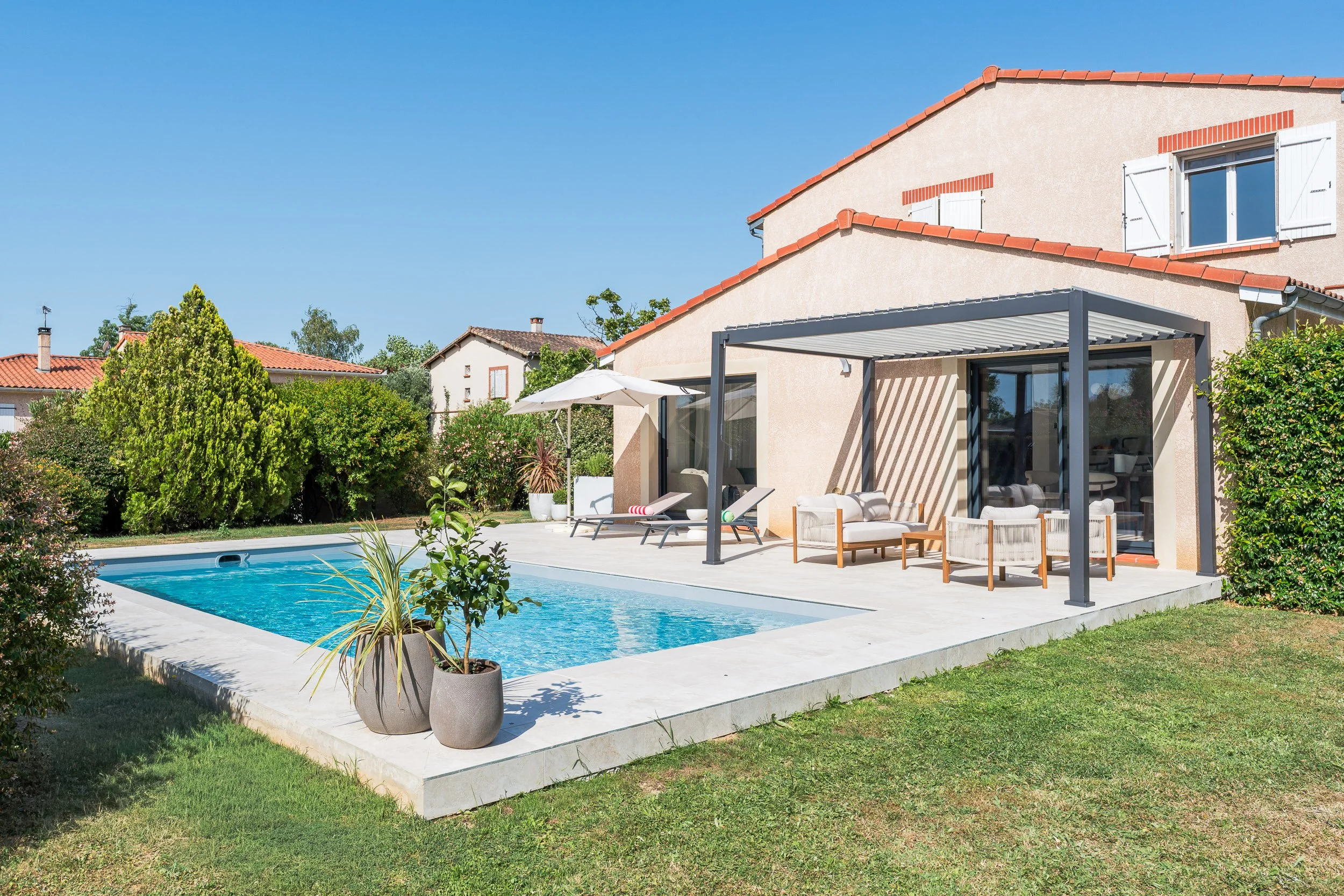 Propriété contemporaine de prestige avec piscine, terrasse et pergola près de Toulouse