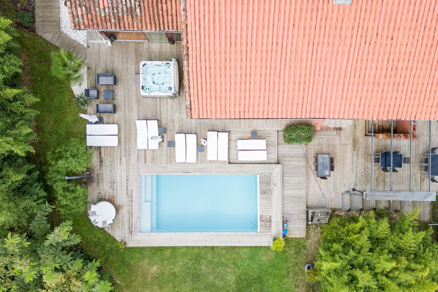 Reportage photo immobilier Toulouse - piscine valorisée par Studio DVCZ, photographe immobilier professionnel