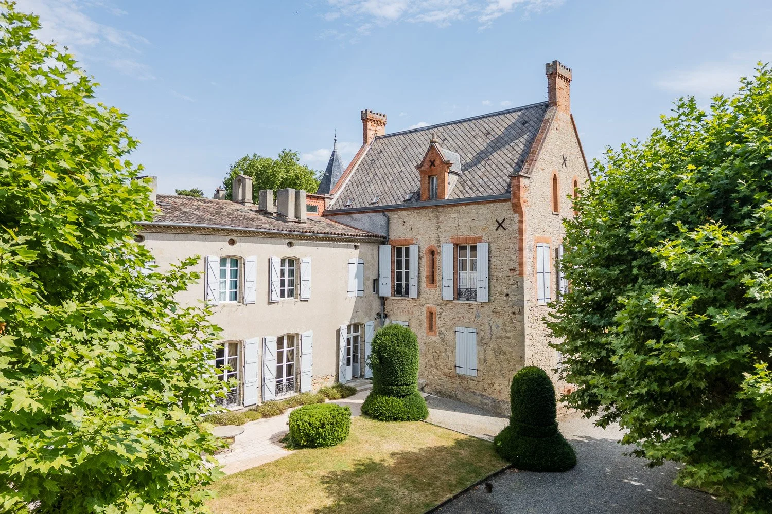 Château et demeure de caractère en pierre en Occitanie, façade ancienne et jardin paysager