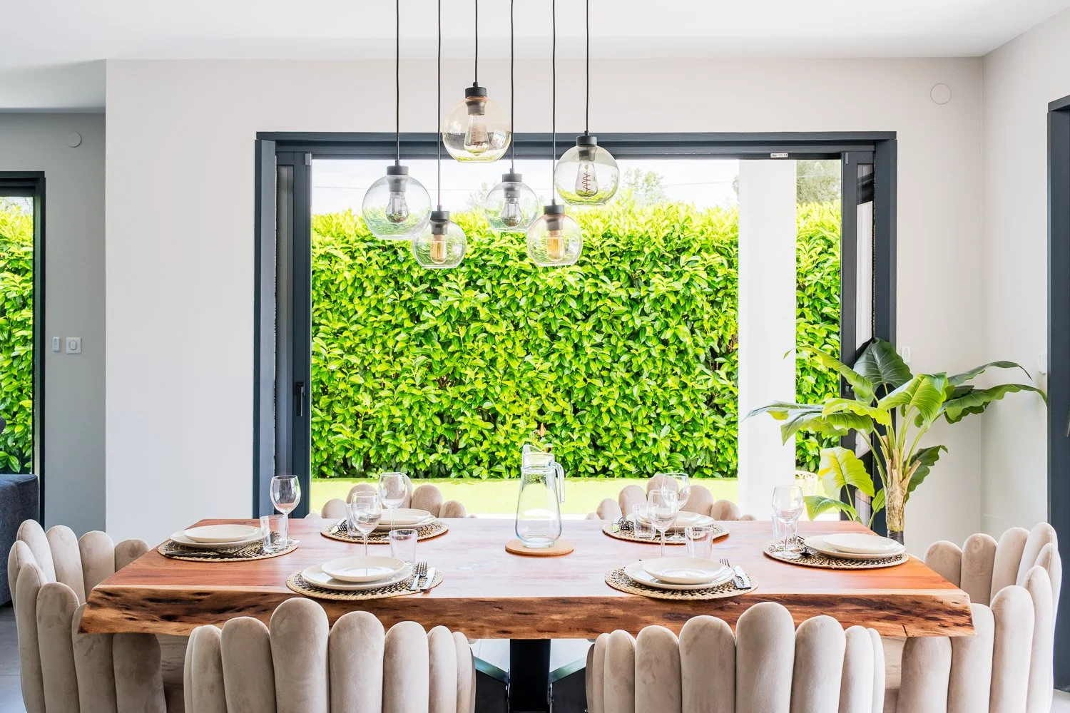 Reportage photo Airbnb Toulouse - salle à manger valorisée par Studio Dvcz, photographe hébergement touristique"