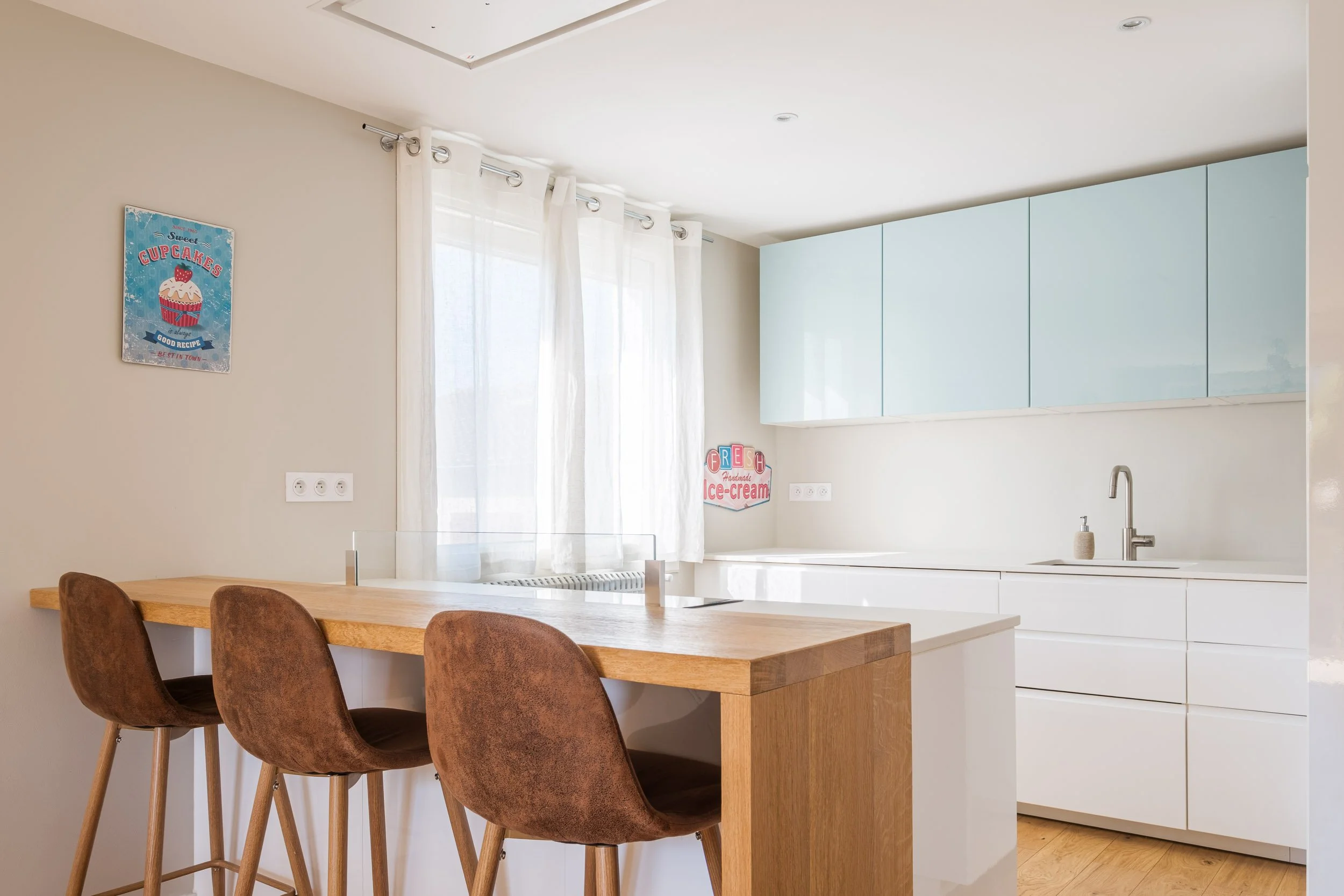 mise en lumière d'une cuisine ouverte pour un shooting immobilier par Studio Dvcz