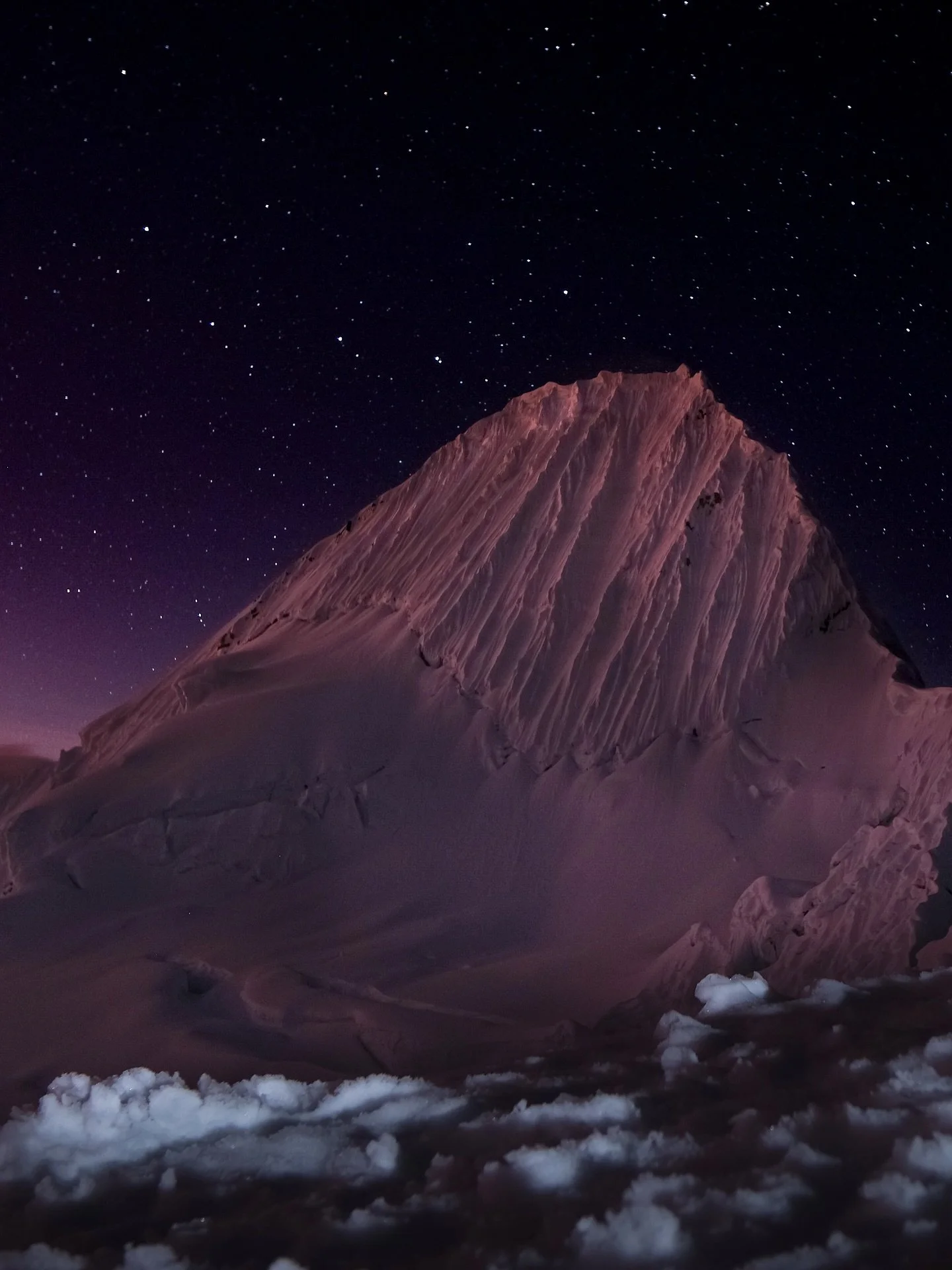 „Ego, Angst und das echte Leuchten“
✨✨✨
Auf der Expedition, in der Dunkelheit der Nacht, wurde mir bewusst, wie viel Raum ein grosses EGO einnehmen kann – wie sehr Selbstgerechtigkeit und fehlende Kritikfähigkeit eine Gruppe