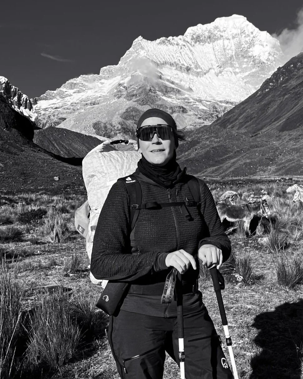 Frau auf Expedition am Bergteigen in Peru