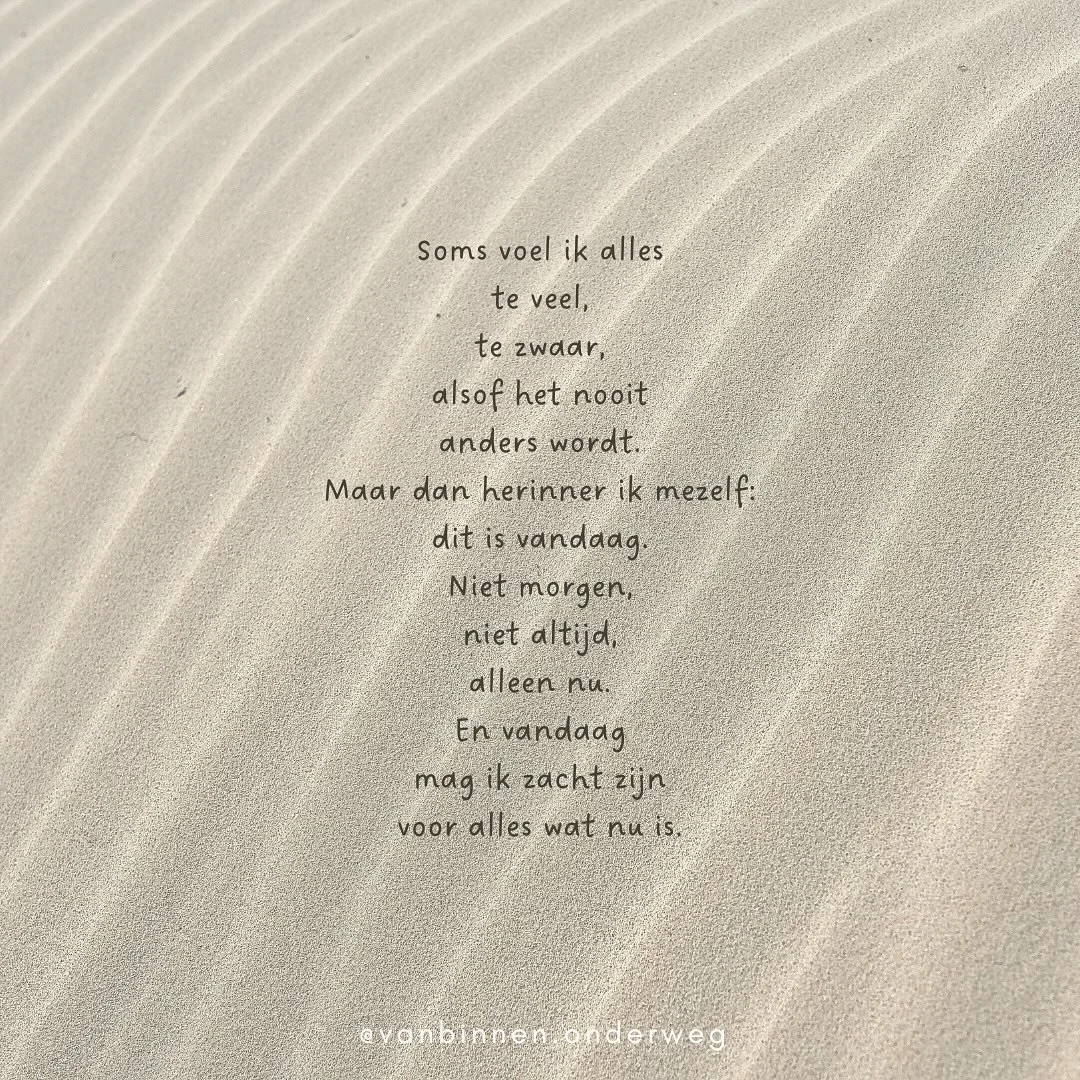 Er zijn dagen dat alles veel is. 
Te veel. In therapie hoor ik het vaak, en ook bij mezelf ken ik die momenten. Wanneer het leven zwaar voelt en de toekomst onoverzichtelijk lijkt.
Dit gedicht schreef ik als een kleine herinnering: je gevoel van vand