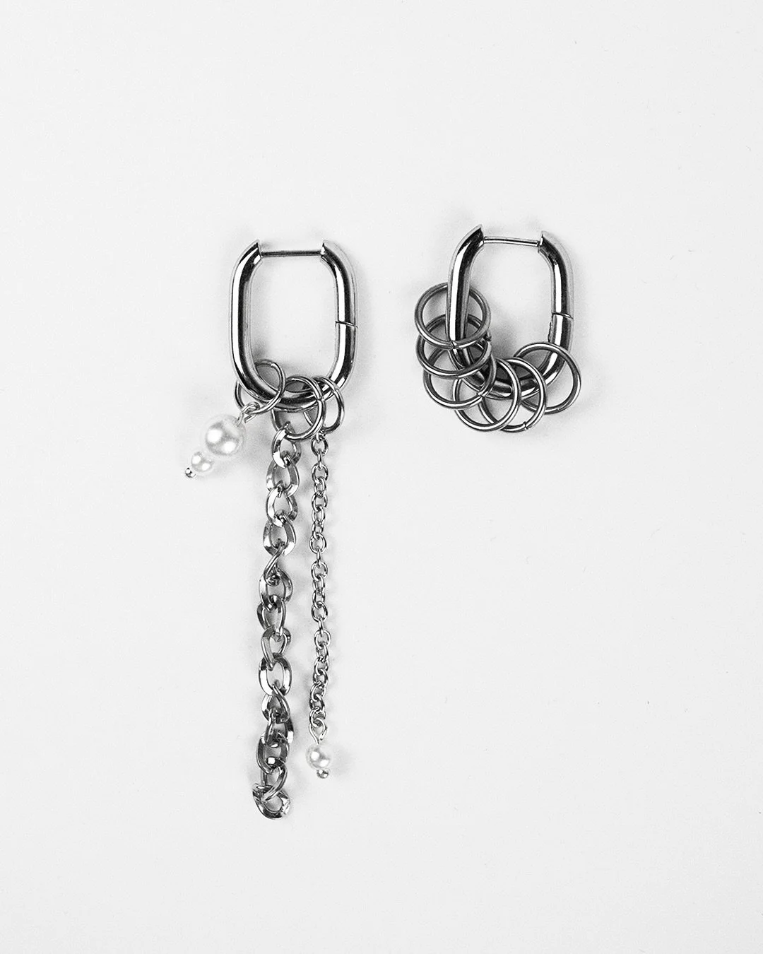 Les boucles d&rsquo;oreilles Pure sont disponibles sur dannamerveillerenews.com

Pi&egrave;ce unique r&eacute;alis&eacute;e &agrave; partir de mat&eacute;riaux upcycl&eacute; 

_

&Eacute;dito : @roo.cco 
Mod&egrave;le : @alois_aa 
Styliste : @afrofu