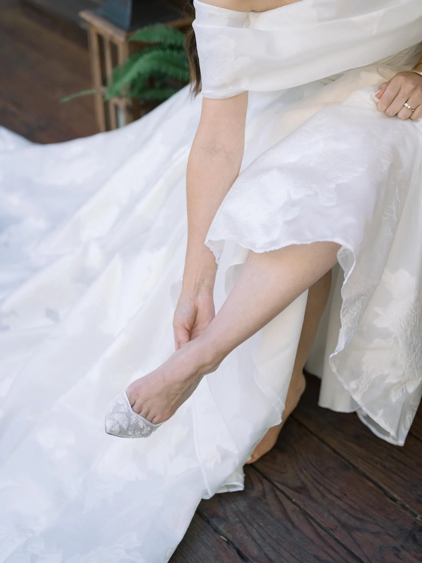 Miranda and Jason&rsquo;s fairytale wedding tucked deep in the redwoods 🌿✨
Towering trees, soft light, and a kind of magic you could feel in every moment.
It was intimate, peaceful, and effortlessly beautiful, like nature wrapped their love in the p
