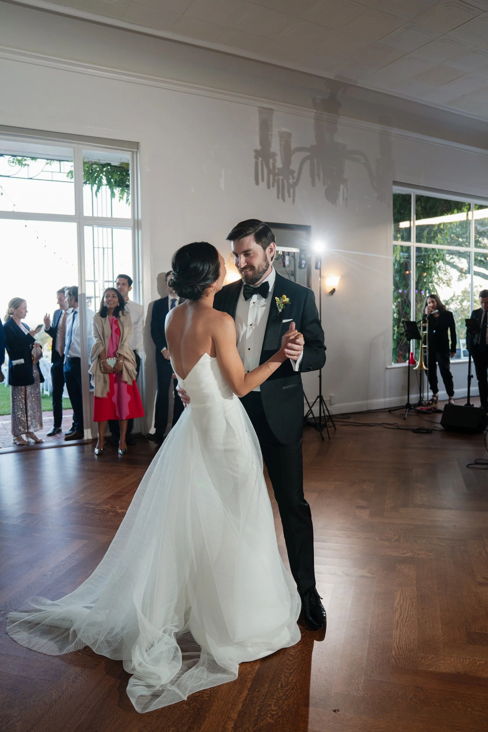 couple has their first dance in Hollins house