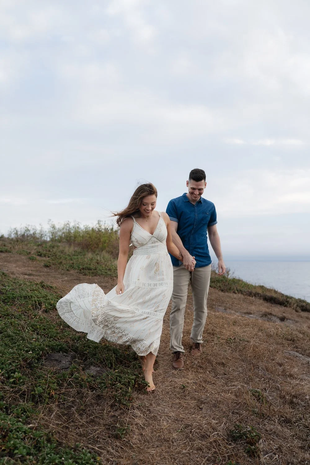 beautiful elopement in Santa Cruz with photos on the cliffs.
