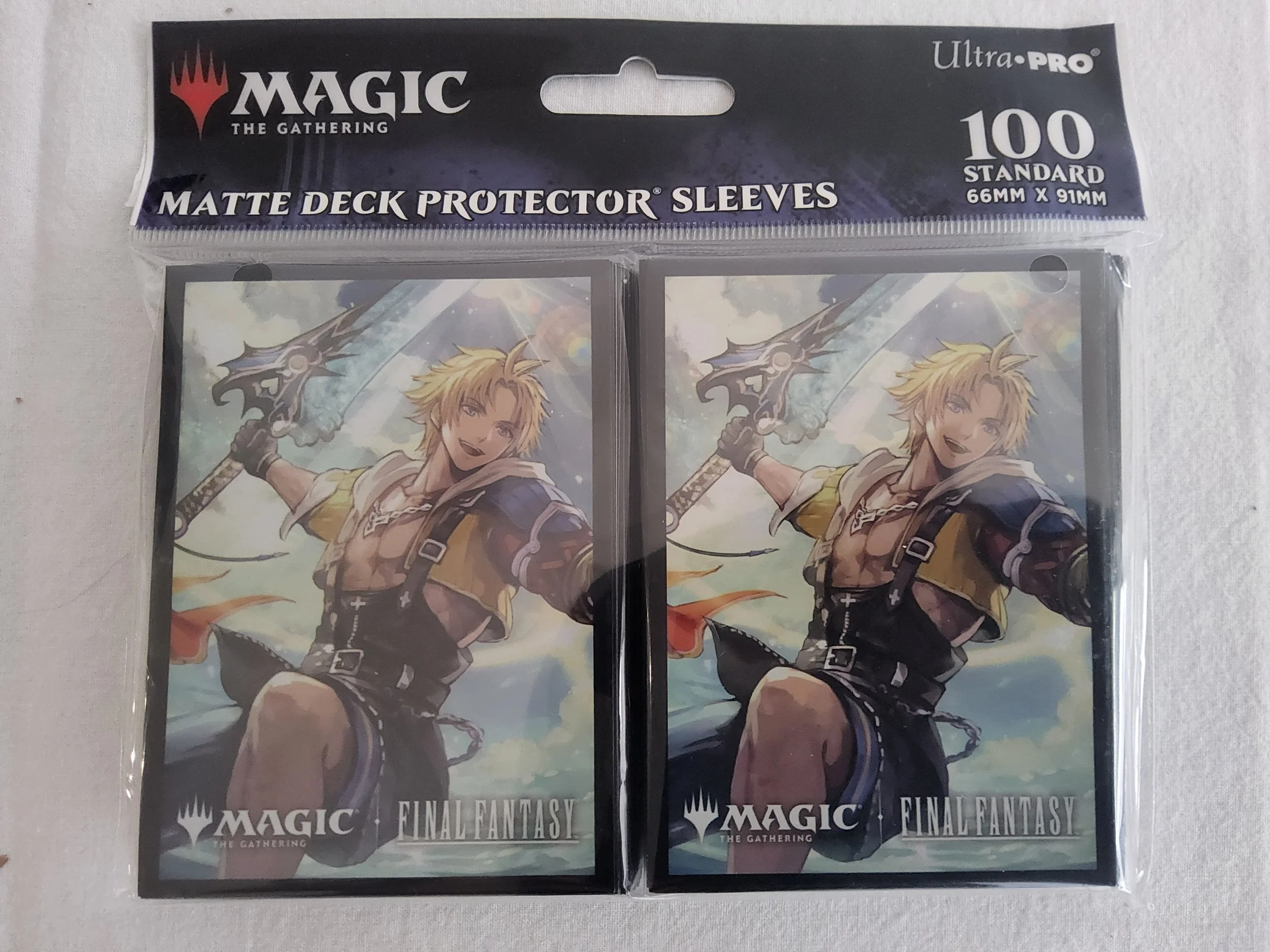 Ultra Pro - FINAL FANTASY 100ct Deck Protector Sleeves Tidus Commander pour Magic: The Gathering